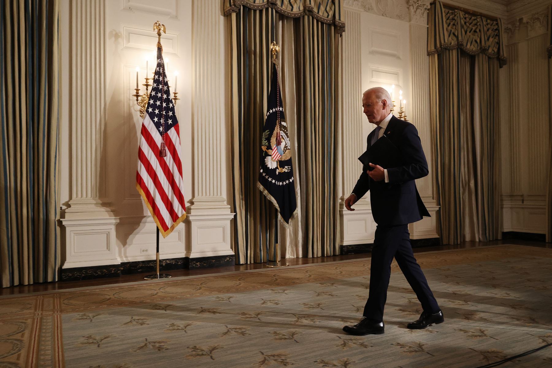 El presidente de los Estados Unidos, Joe Biden, parte después de realizar una ceremonia virtual de juramento para los miembros de su nueva administración a través de Zoom, pocas horas después de su inauguración en el Comedor Estatal de la Casa Blanca el 20 de enero de 2021 en Washington, DC.
Foto: AFP