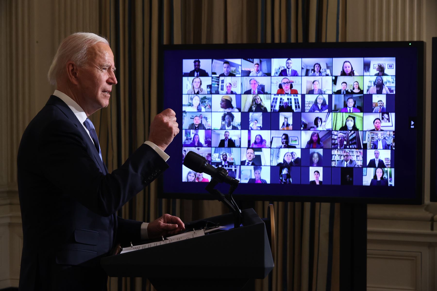 El presidente de los Estados Unidos, Joe Biden, realiza una ceremonia virtual de juramento para los miembros de su nueva administración a través de Zoom, pocas horas después de su inauguración en el Comedor Estatal de la Casa Blanca el 20 de enero de 2021 en Washington, DC. 
Foto: AFP