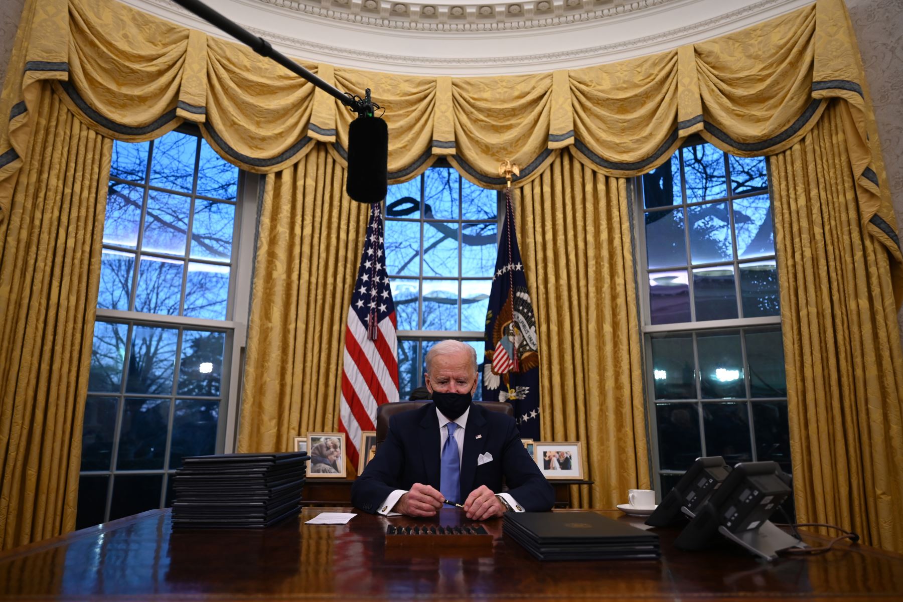 El presidente de los Estados Unidos, Joe Biden, sostiene una pluma mientras se prepara para firmar una serie de órdenes en la Oficina Oval de la Casa Blanca en Washington, DC, después de prestar juramento en el Capitolio de los Estados Unidos.
Foto: AFP