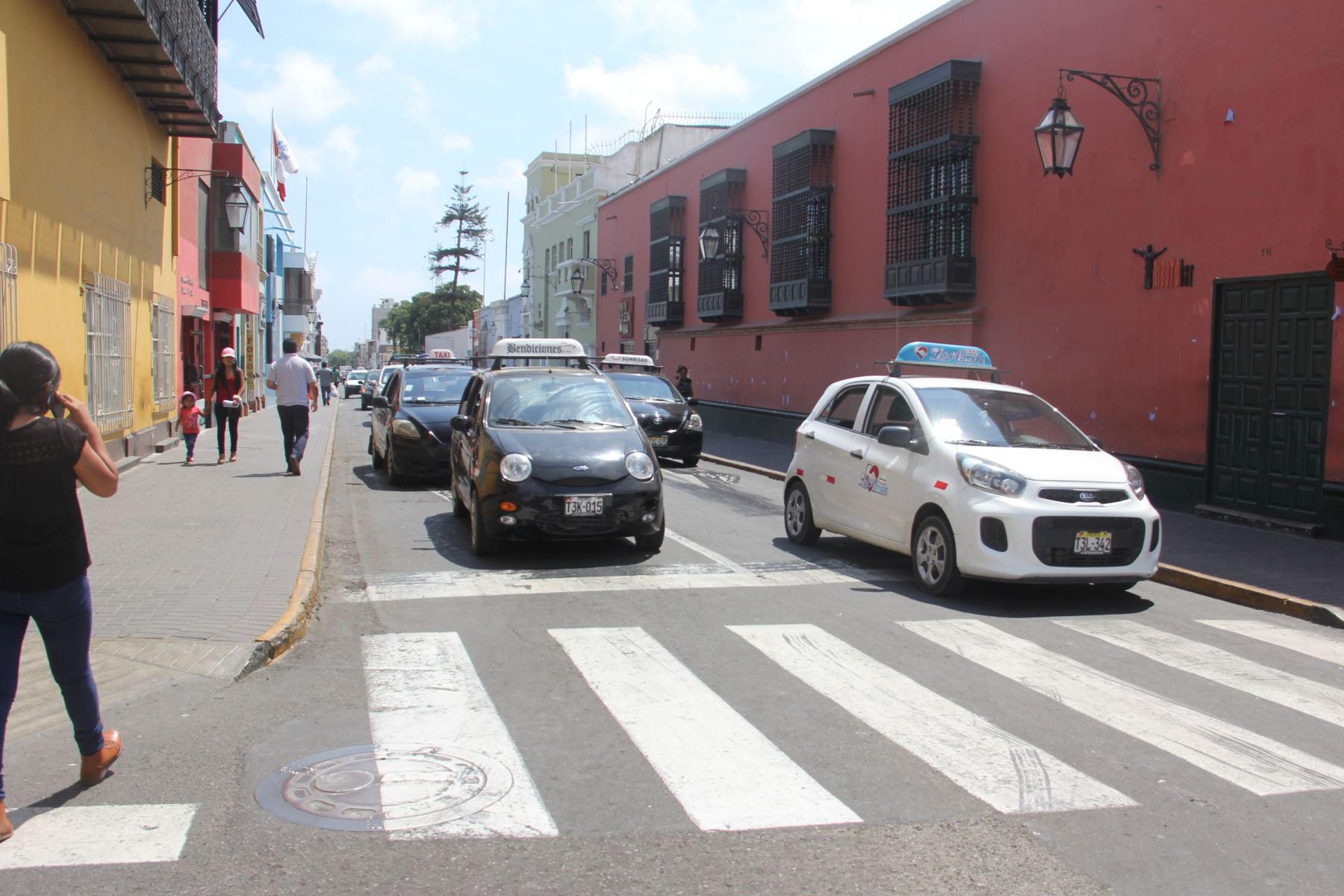 Autoridades locales buscan alternativas de solución para la problemática de los taxistas de la ciudad de Trujillo.