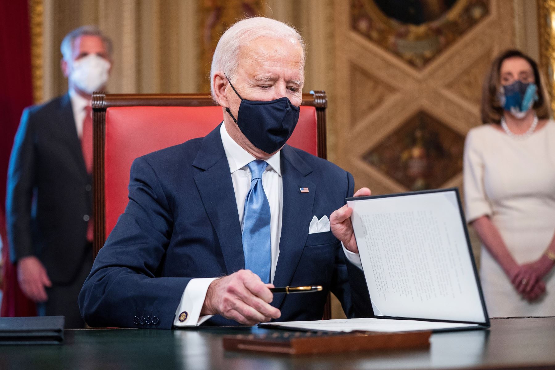 El presidente de EE.UU., Joe Biden, firma documentos en el Capitolio.
Foto: EFE