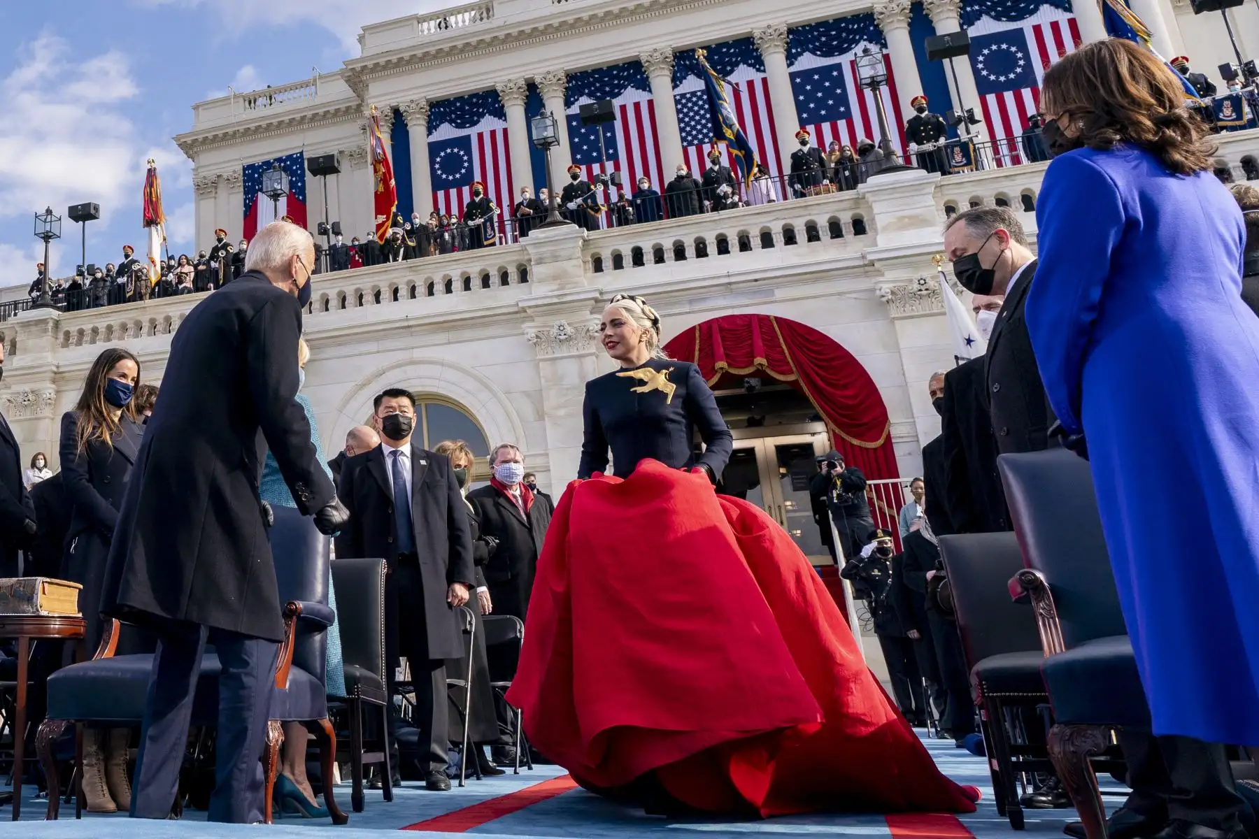 Lady Gaga, que interpretó el himno nacional durante la investidura, lució un espectacular diseño de Maison Schiaparelli, creado por Daniel Roseberry. Foto: AFP