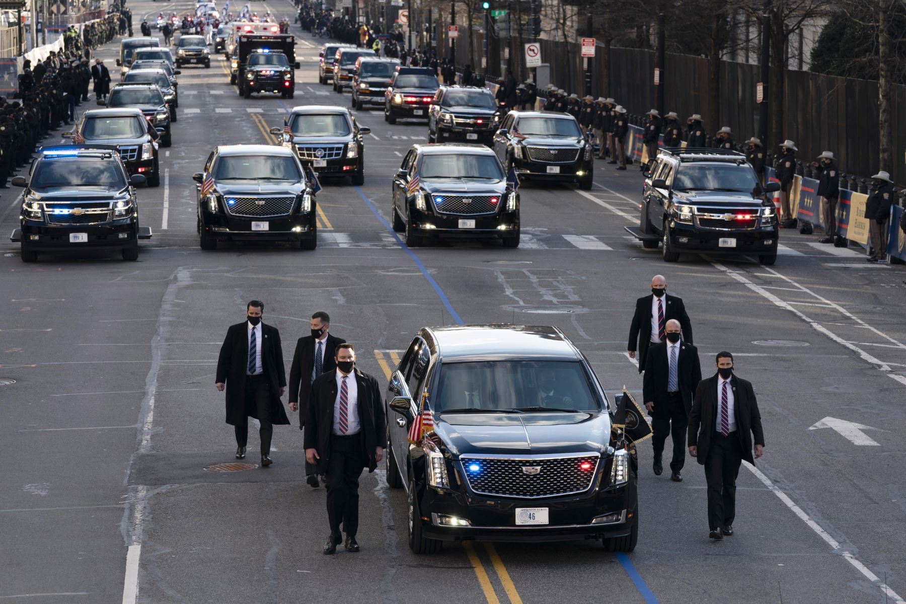 El automóvil del presidente estadounidense Joe Biden rueda por la calle 15 hacia la Casa Blanca durante una escolta presidencial a la Casa Blanca.
Foto: AFP