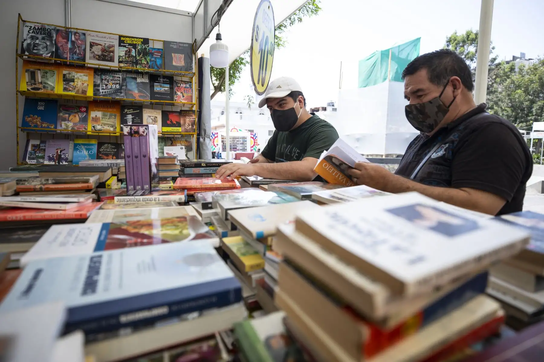 La Feria Itinerante del Libro 2021 continúa hasta el 31 de enero en el parque Juana Alarco de Dammert, en el Cercado de Lima. El evento cuenta con todos los protocolos de seguridad para evitar la propagación del covid-19. Foto: MML
