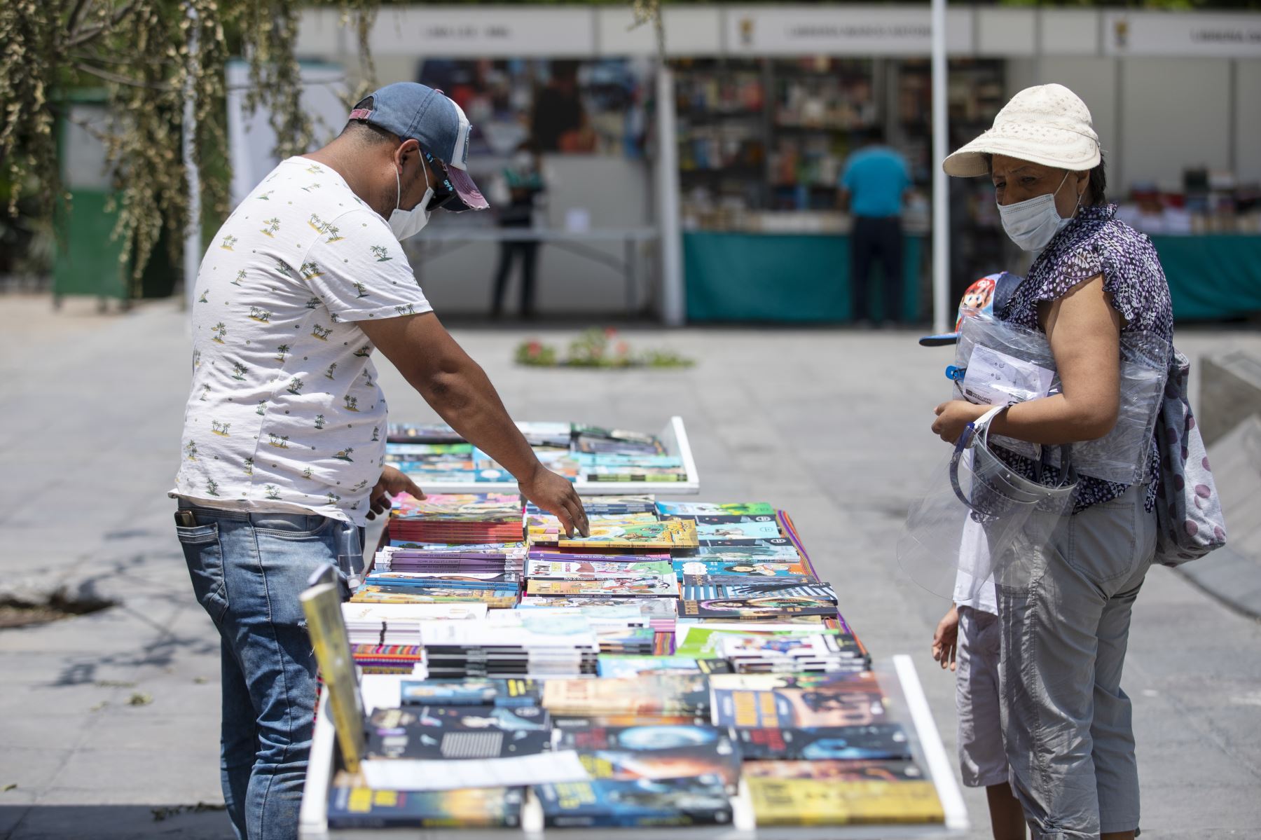 La Feria Itinerante del Libro 2021 continúa hasta el 31 de enero en el parque Juana Alarco de Dammert, en el Cercado de Lima. El evento cuenta con todos los protocolos de seguridad para evitar la propagación del covid-19. Foto: MML
