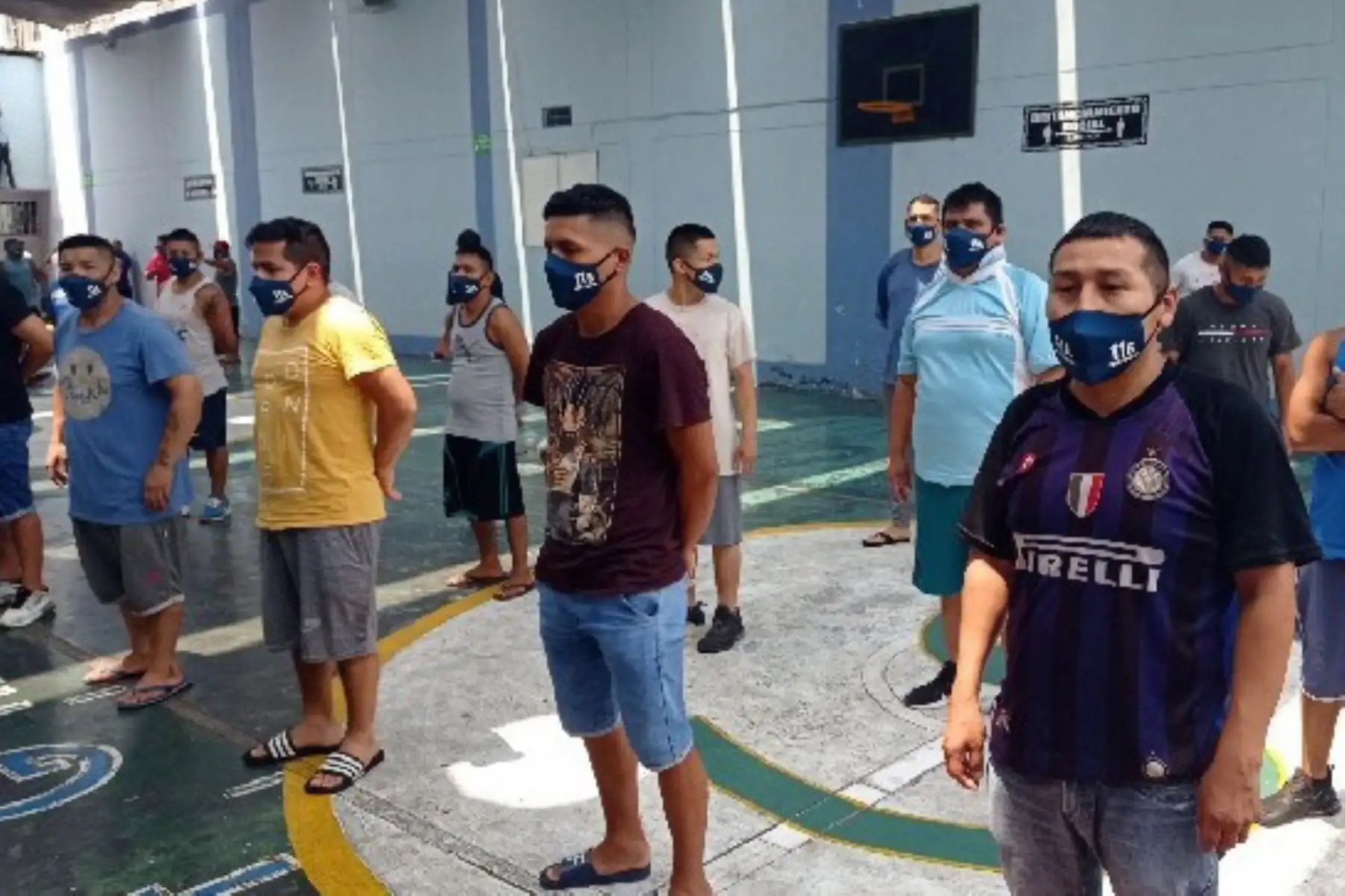 Autoridades del INPE realizaron la primera entrega de mascarillas a los 526 privados de libertad del pabellón 2, luego se continuará con el 1 hasta culminar las 22 cuadras. ANDINA/INPE