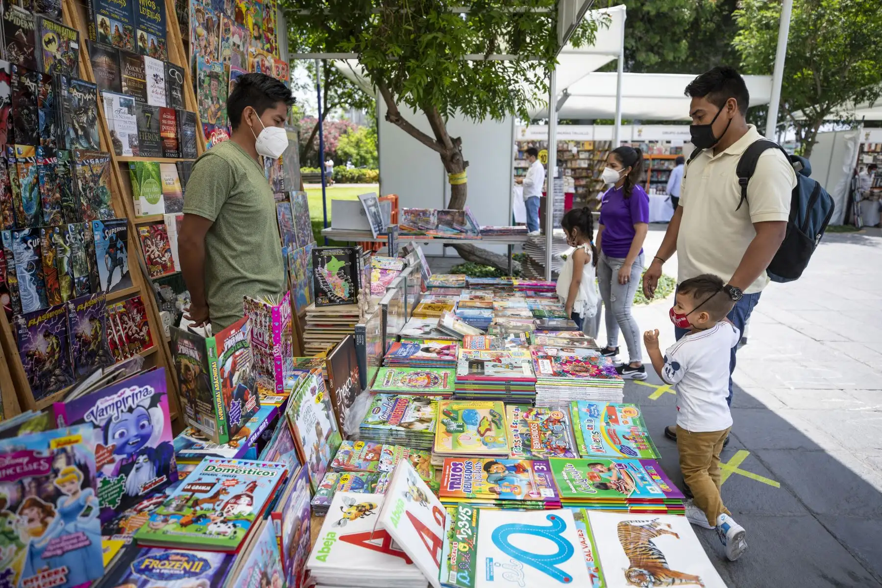 La Feria Itinerante del Libro 2021 continúa hasta el 31 de enero en el parque Juana Alarco de Dammert, en el Cercado de Lima. El evento cuenta con todos los protocolos de seguridad para evitar la propagación del covid-19. Foto: MML