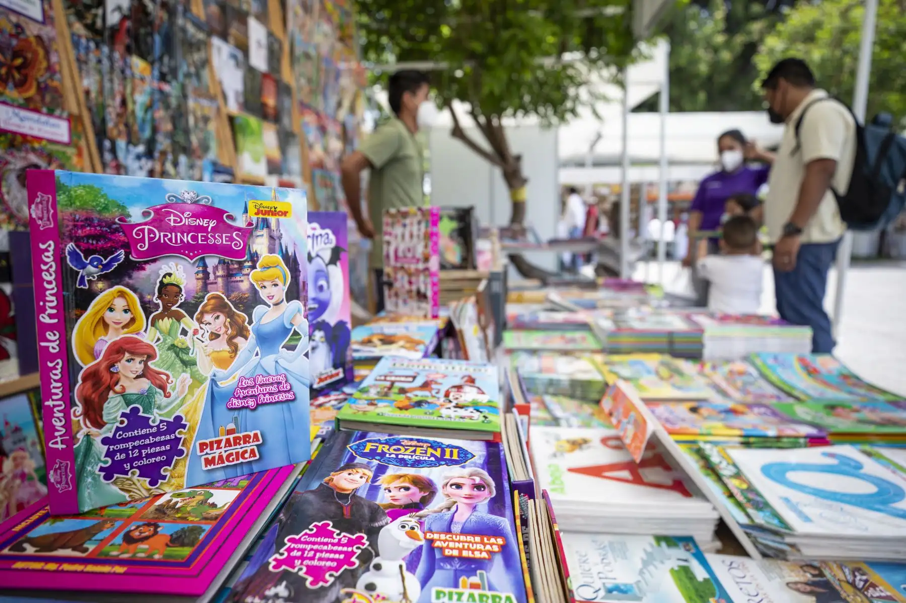 La Feria Itinerante del Libro 2021 continúa hasta el 31 de enero en el parque Juana Alarco de Dammert, en el Cercado de Lima. El evento cuenta con todos los protocolos de seguridad para evitar la propagación del covid-19. Foto: MML