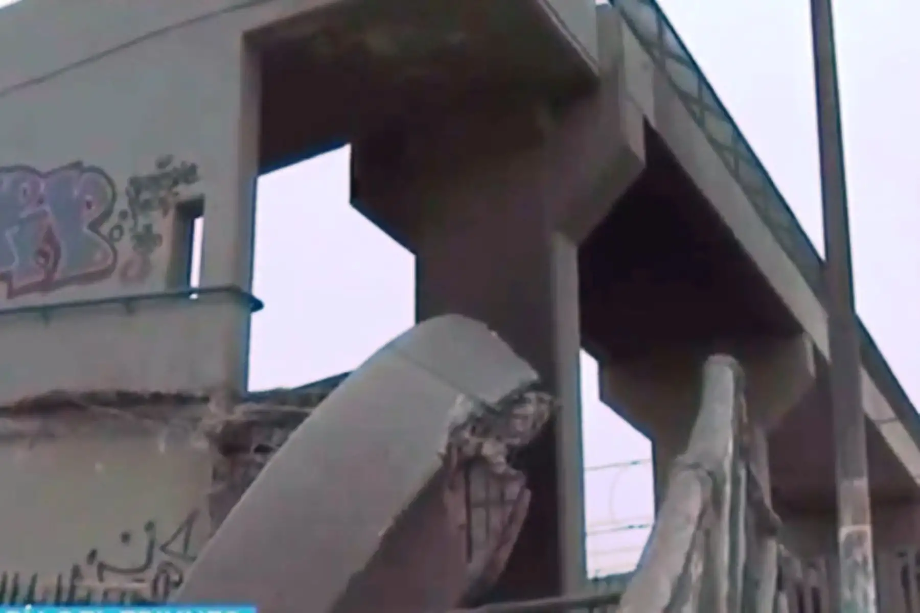Metro de Lima: cierran puente peatonal en Villa María del Triunfo por colapso de rampa. Foto: captura TV.