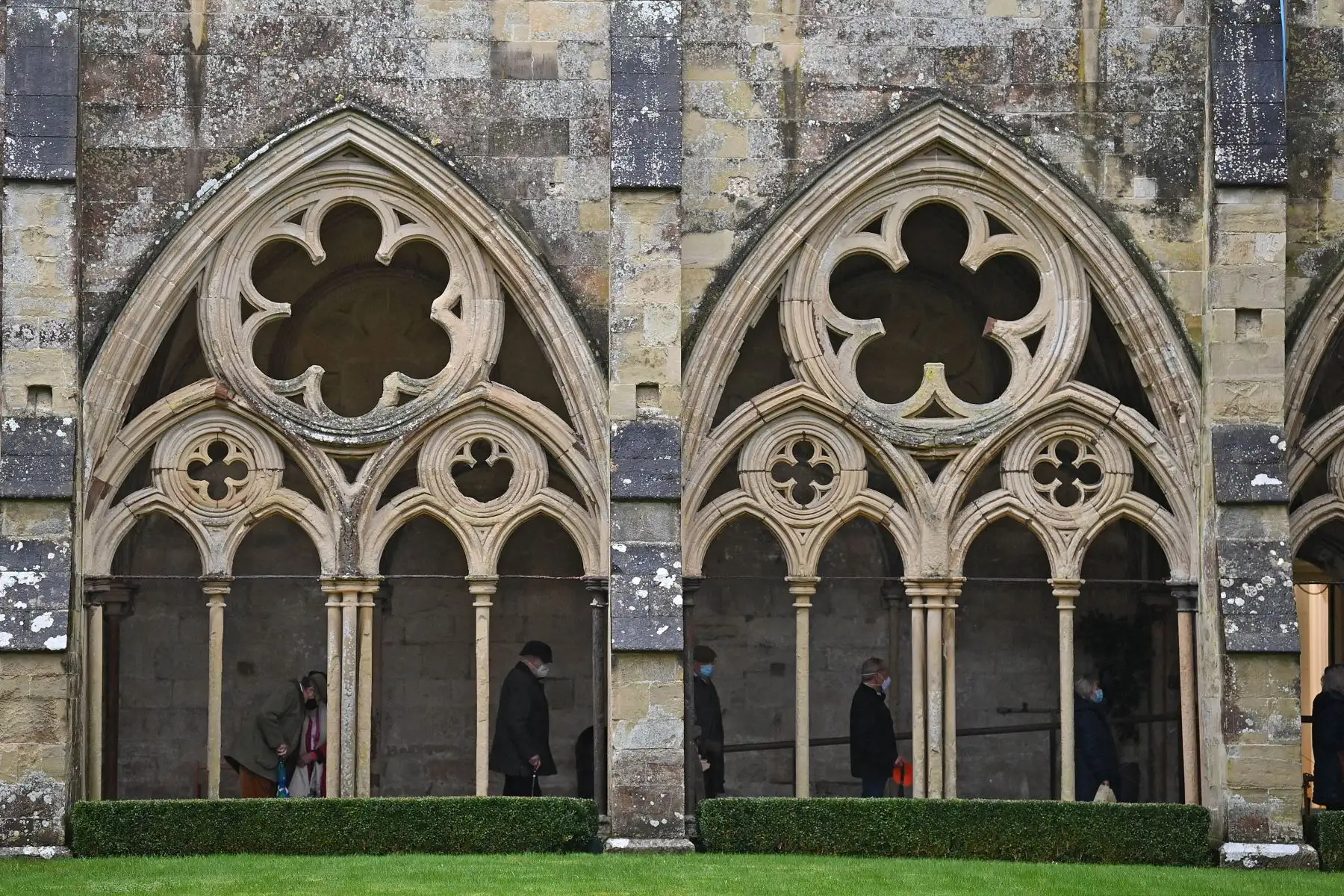 Público asiste a un centro de vacunación temporal establecido dentro de la Catedral de Salisbury en Inglaterra. Foto: AFP