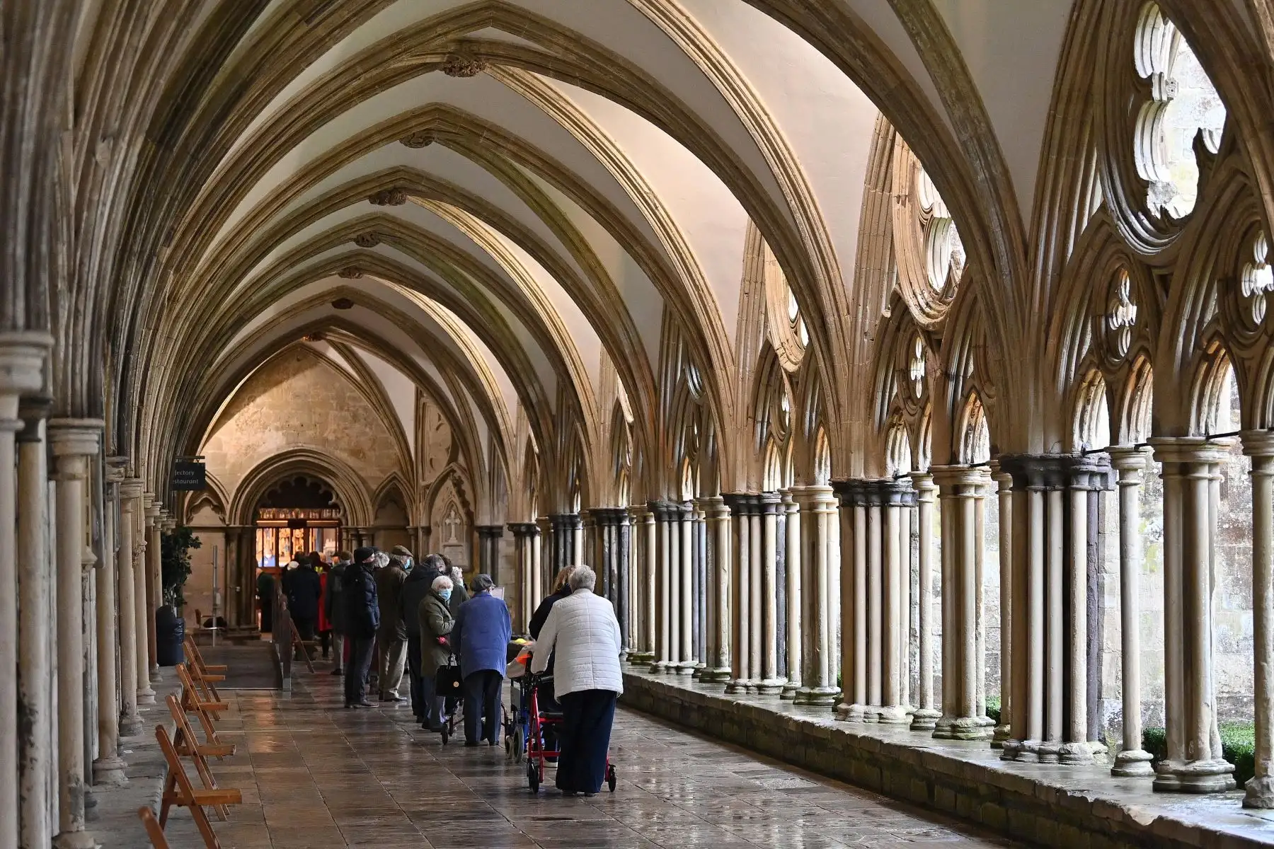 Público asiste a un centro de vacunación temporal establecido dentro de la Catedral de Salisbury en Inglaterra. Foto: AFP