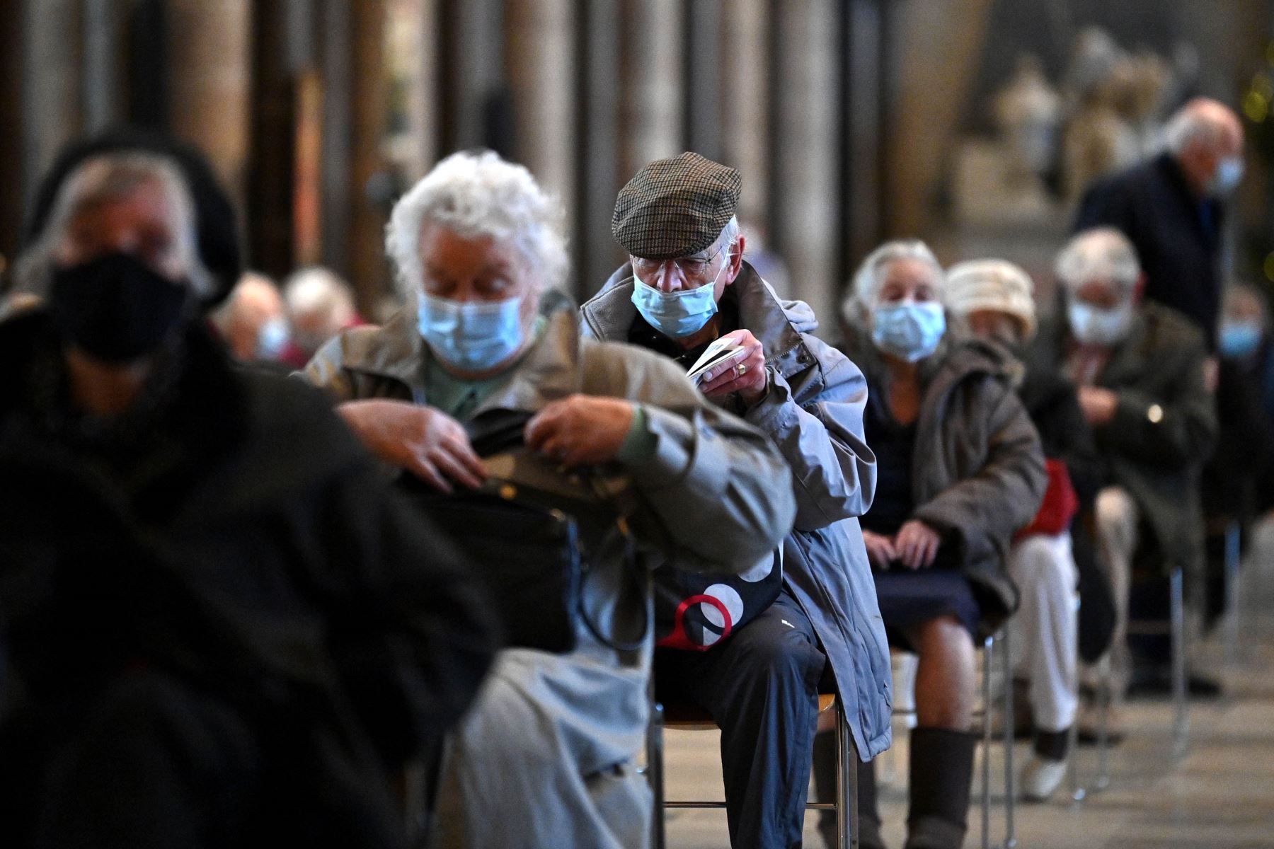 Público asiste a un centro de vacunación temporal establecido dentro de la Catedral de Salisbury en Inglaterra. Foto: AFP