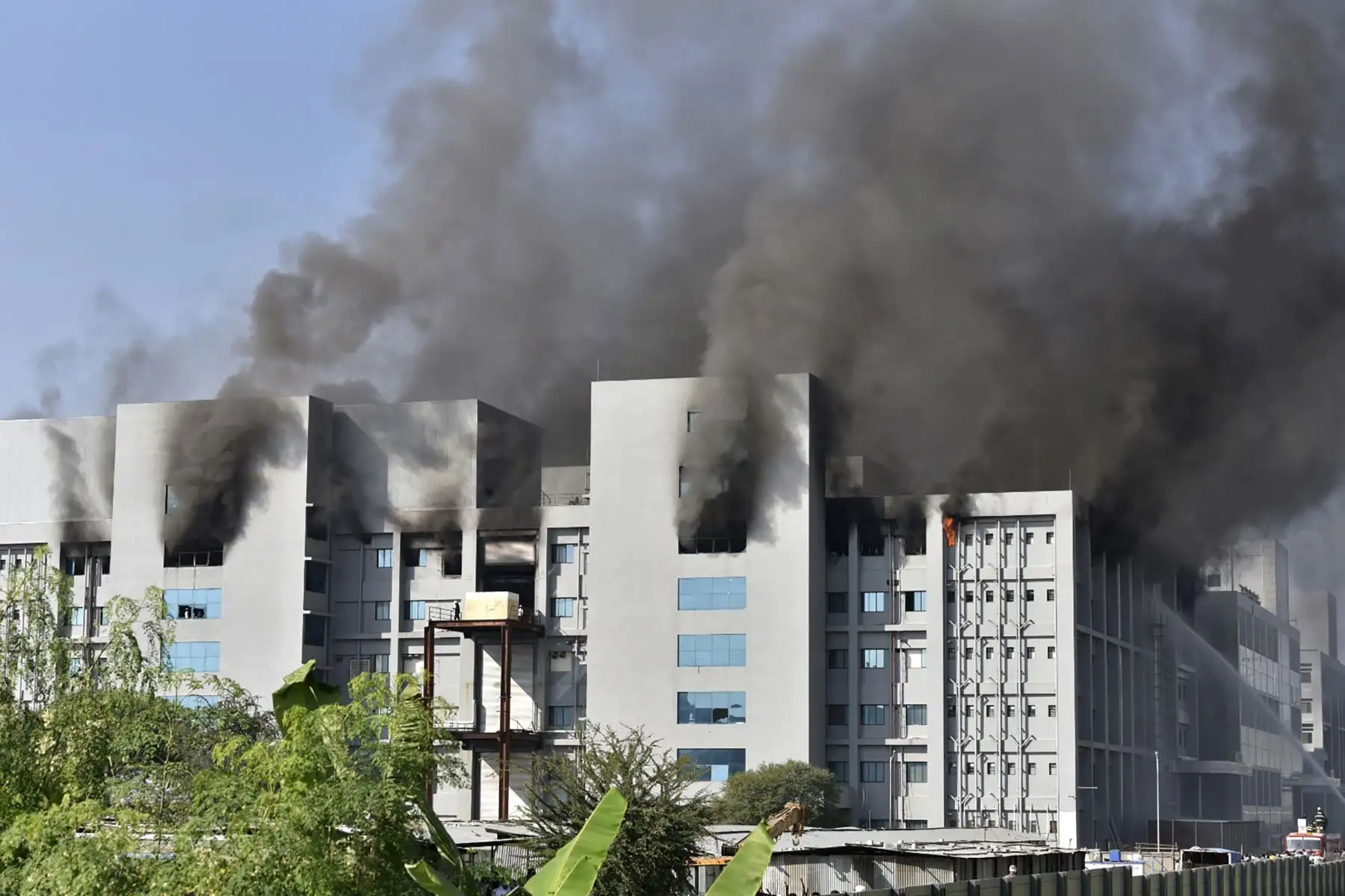 El humo se eleva después de que estalló un incendio en el Serum Institute de India  en el Serum Institute de India, el mayor fabricante de vacunas del mundo.
Foto: AFP