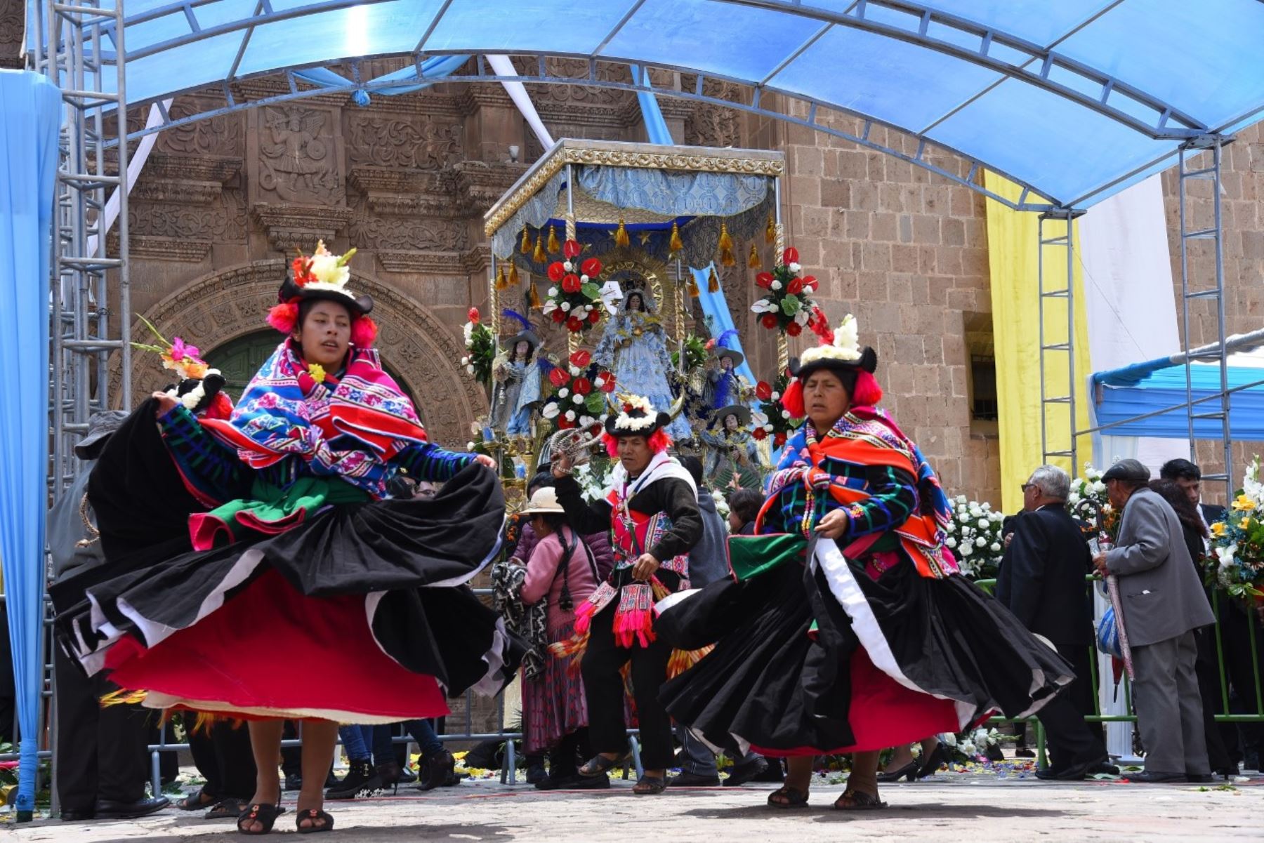 Uno de los hitos más relevantes de la festividad en honor de la Virgen de la Candelaria es la Octava, en la que se desarrollan ritos religiosos donde se venera con profunda fe y devoción a la patrona de Puno, y también un fastuoso despliegue de conjuntos de danzas y música que evidencian por qué se considera a esta región altiplánica como la capital del folclor peruano. ANDINA/Difusión
