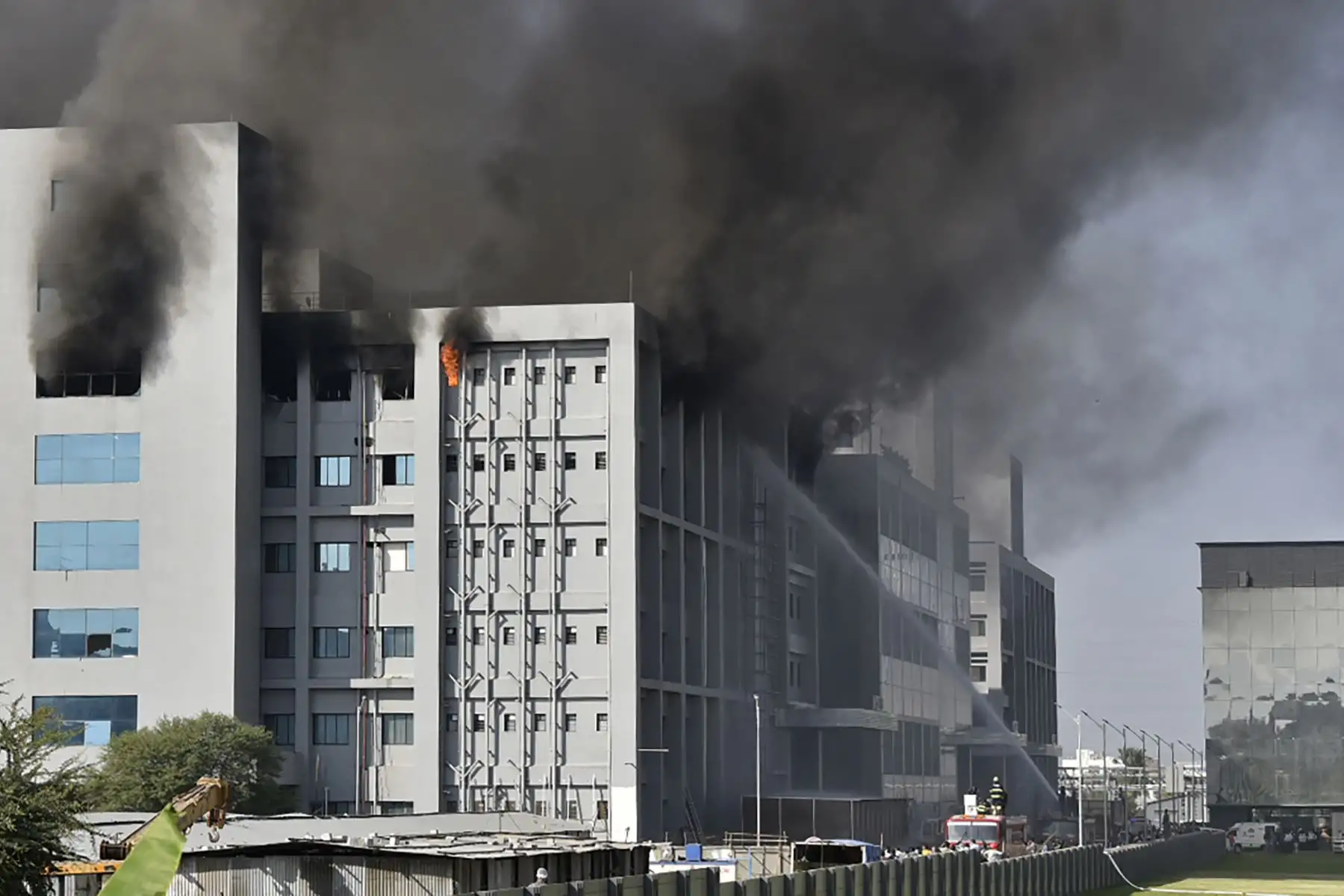 Los bomberos intentan controlar un incendio que se desató  en el Serum Institute de India, el mayor fabricante de vacunas del mundo, mostraron imágenes de televisión local, pero los medios informaron que la producción de la vacuna contra el coronavirus no se vio afectada.
Foto: AFP