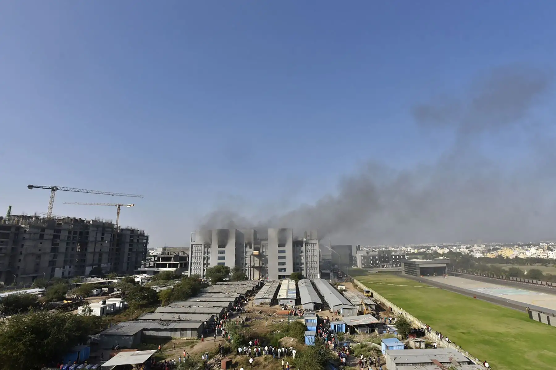 El humo se eleva después de que estalló un incendio en el Serum Institute de India, el mayor fabricante de vacunas del mundo, mostraron imágenes de televisión local, pero informes de los medios dijeron que la producción del La vacuna contra el covid-19 no se vio afectada.
Foto: AFP