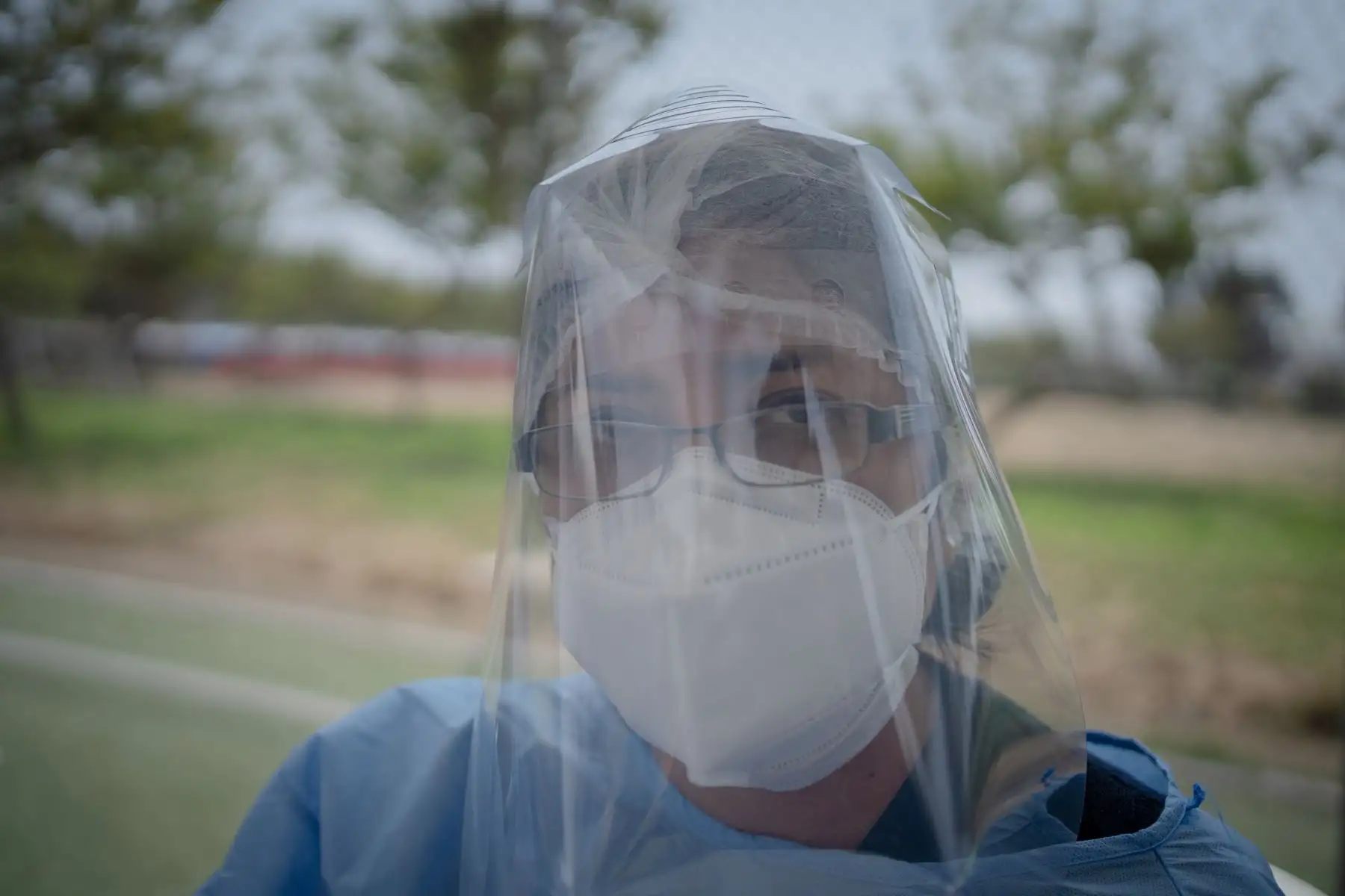 El Programa de las Naciones Unidas para el Desarrollo, FabLab Perú y diversas instituciones aliadas realizaron la entrega de 11 mil 500 “Cascos de Vida” al Ministerio de Salud destinados a proteger al cuerpo médico en terreno.
Foto: PNUD