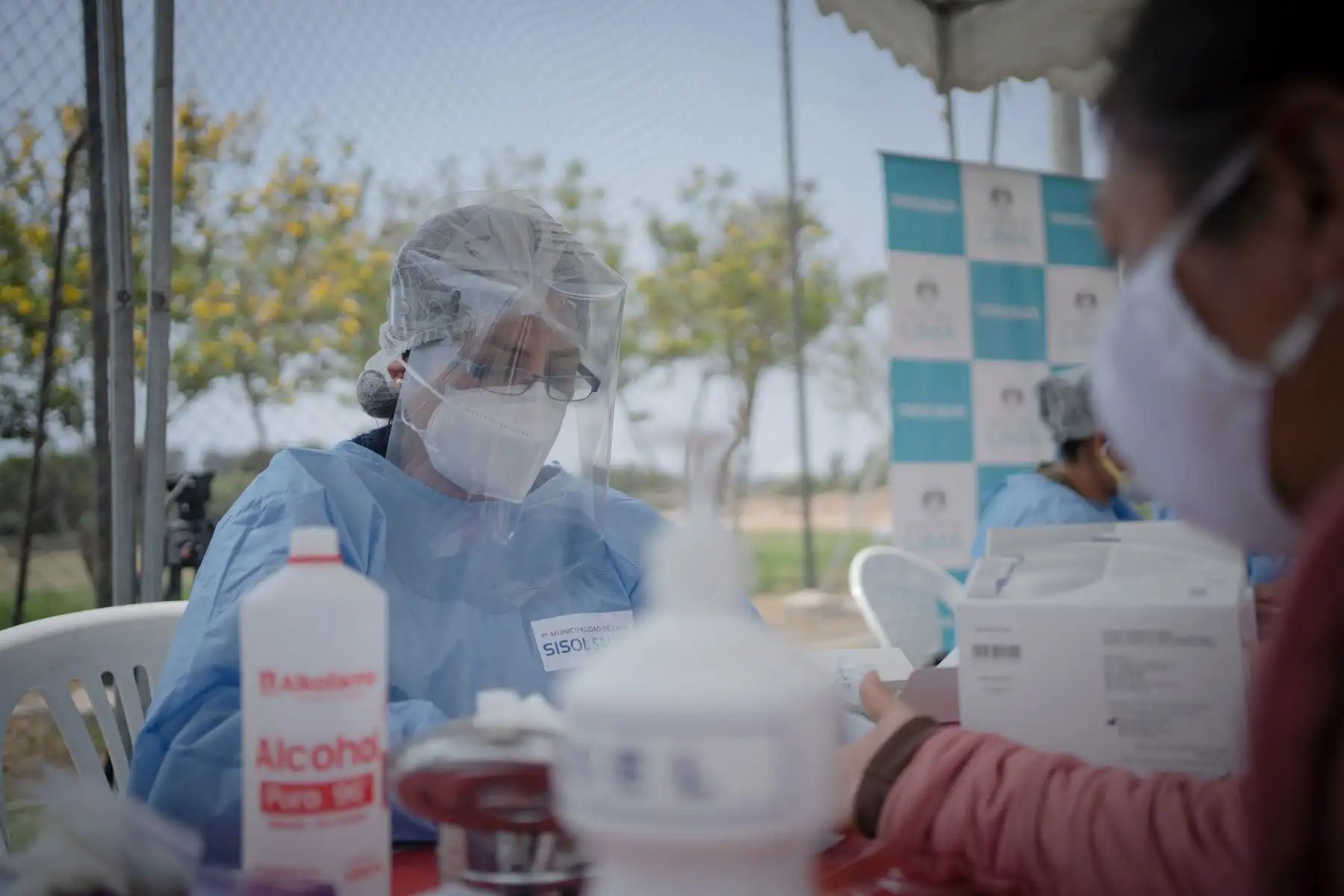 El Programa de las Naciones Unidas para el Desarrollo, FabLab Perú y diversas instituciones aliadas realizaron la entrega de 11 mil 500 “Cascos de Vida” al Ministerio de Salud destinados a proteger al cuerpo médico en terreno.
Foto: PNUD