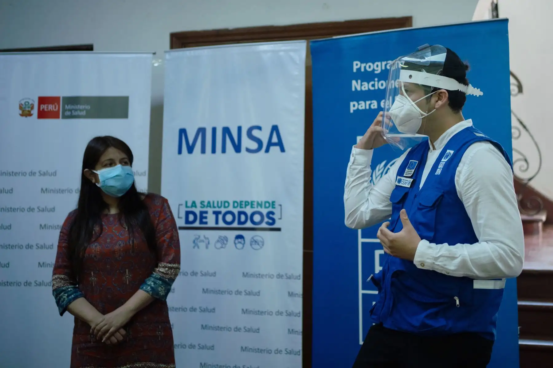 El Programa de las Naciones Unidas para el Desarrollo, FabLab Perú y diversas instituciones aliadas realizaron la entrega de 11 mil 500 “Cascos de Vida” al Ministerio de Salud destinados a proteger al cuerpo médico en terreno.
Foto: PNUD