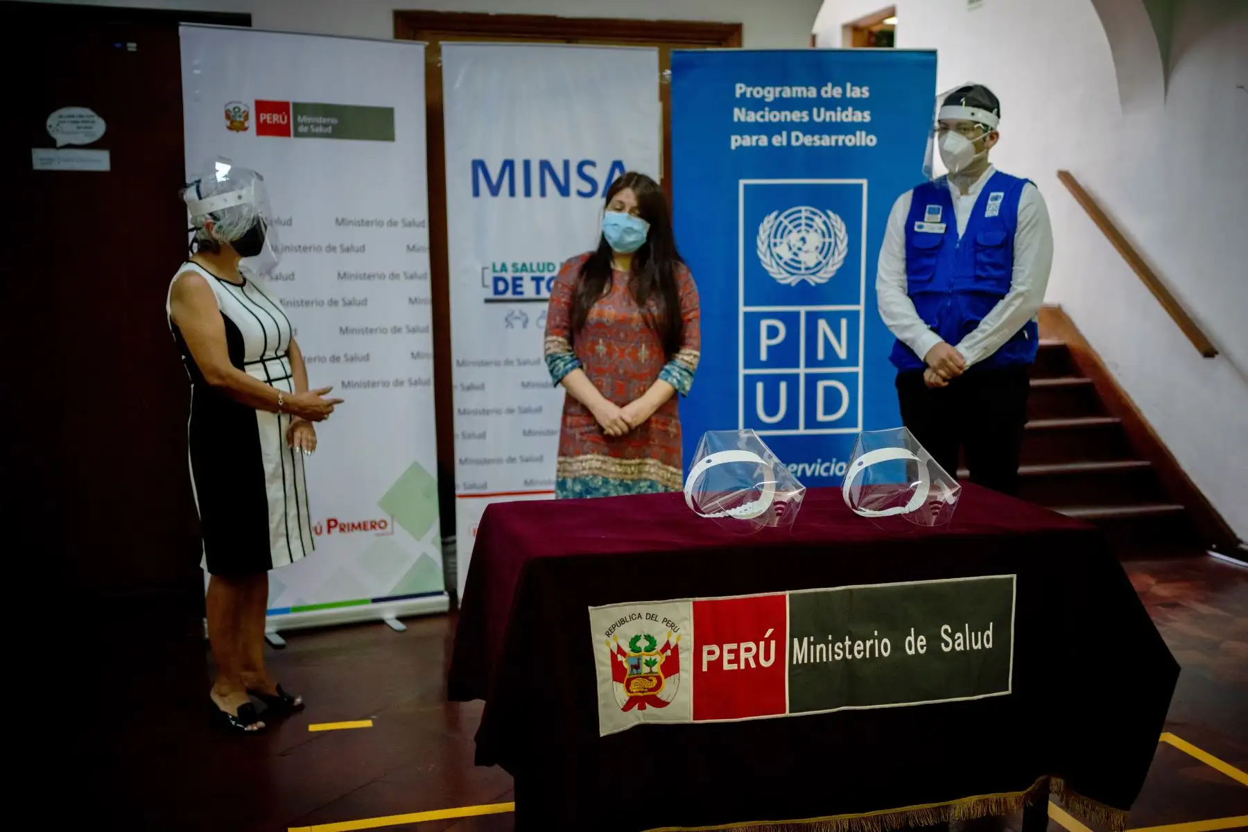 El Programa de las Naciones Unidas para el Desarrollo, FabLab Perú y diversas instituciones aliadas realizaron la entrega de 11 mil 500 “Cascos de Vida” al Ministerio de Salud destinados a proteger al cuerpo médico en terreno.
Foto: PNUD