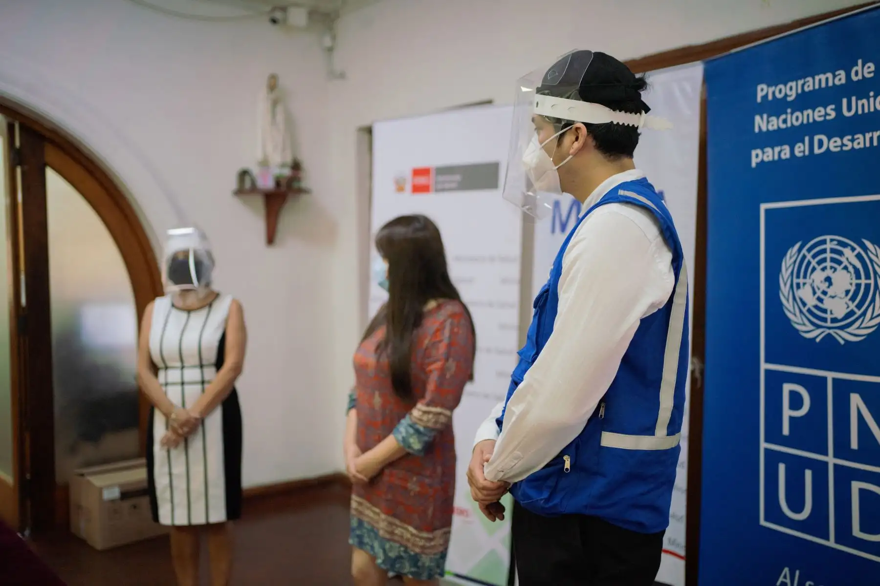 El Programa de las Naciones Unidas para el Desarrollo, FabLab Perú y diversas instituciones aliadas realizaron la entrega de 11 mil 500 “Cascos de Vida” al Ministerio de Salud destinados a proteger al cuerpo médico en terreno.
Foto: PNUD