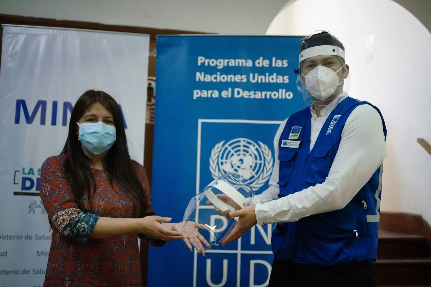 El Programa de las Naciones Unidas para el Desarrollo, FabLab Perú y diversas instituciones aliadas realizaron la entrega de 11 mil 500 “Cascos de Vida” al Ministerio de Salud destinados a proteger al cuerpo médico en terreno.
Foto: PNUD