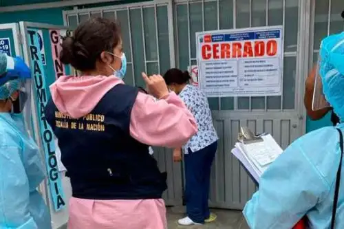 La intervención se ejecutó en cuatro boticas, en donde se constató la ausencia de químicos farmacéuticos y la falta de licencia de funcionamiento y certificado de inspección técnica de seguridad en infraestructura (ITSE), lo que motivó a la autoridad edil a clausurar estos negocios.  ANDINA/Ministerio Público