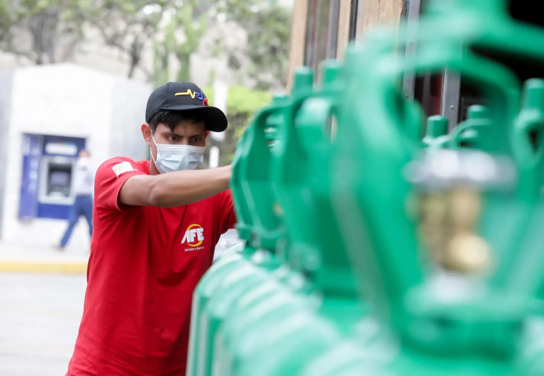 Para economizar el oxígeno sin que se pierda la potencia y calidad, algunas personas están utilizando los balones conectados simultáneamente a concentradores de oxígeno. Foto: Essalud
