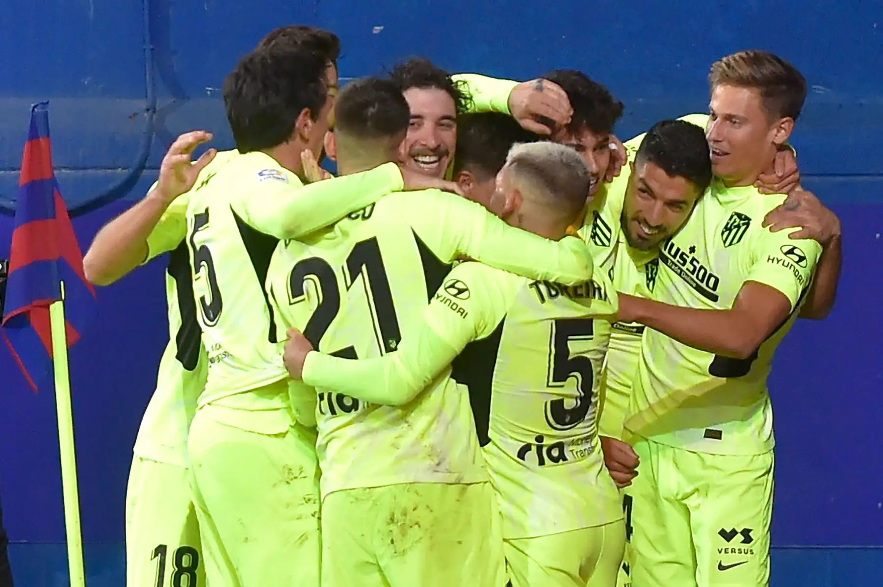 El delantero uruguayo del Atlético de Madrid Luis Suárez  celebra con sus compañeros tras anotar durante el partido de fútbol de la liga española SD Eibar  en el estadio de Ipurua.
Foto: AFP