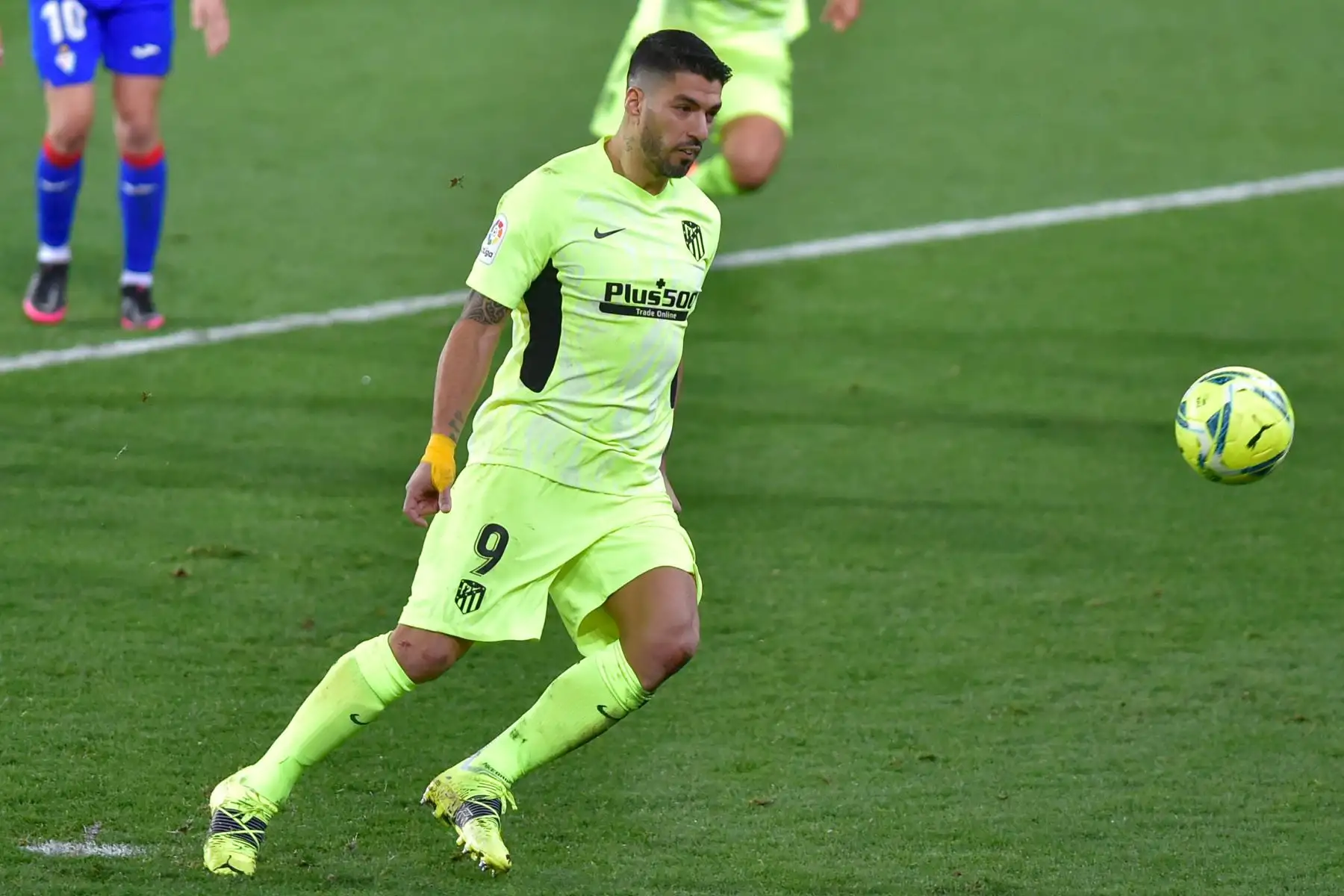 El delantero uruguayo del Atlético de Madrid Luis Suárez anota durante el partido de fútbol de la liga española SD Eibar en el estadio de Ipurua.
Foto: AFP