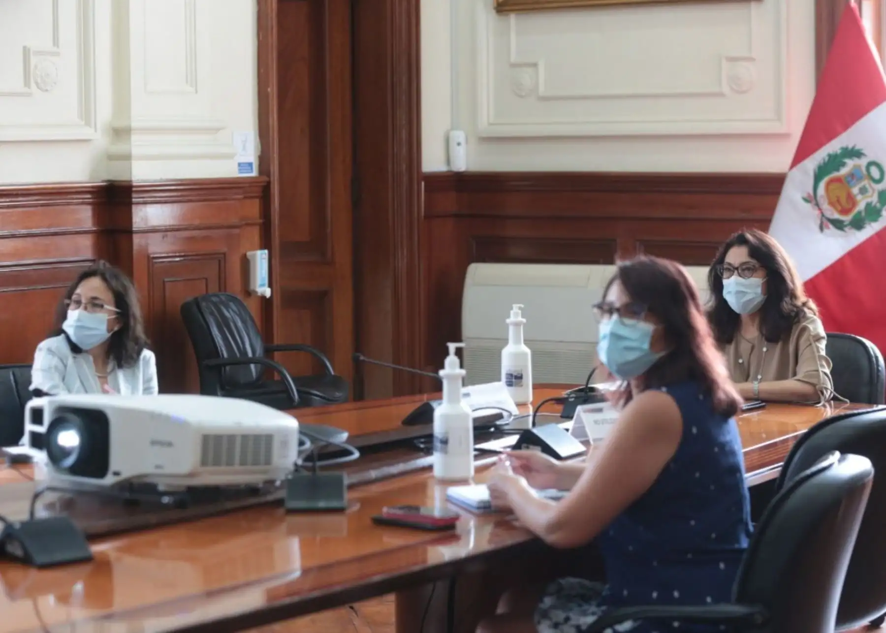 La jefa del Gabinete Ministerial, Violeta Bermúdez, se reunió con el director de Usaid Perú, Jene Thomas.