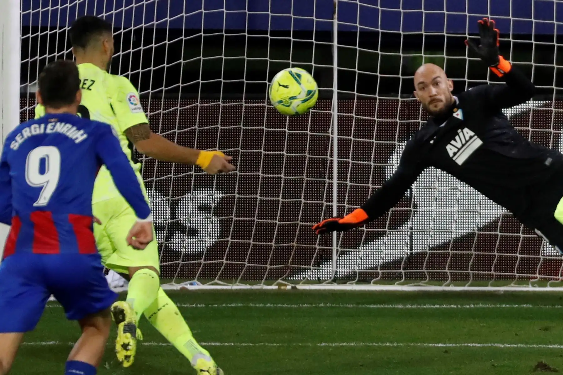 El delantero uruguayo del Atlético de Madrid, Luis Suárez , bate desde el punto de penalti al guardameta serbio del Eibar, Marko Dmitrovic, durante el encuentro correspondiente a la jornada 19 de primera división disputado  en el estadio Ipurua, 
Foto: EFE