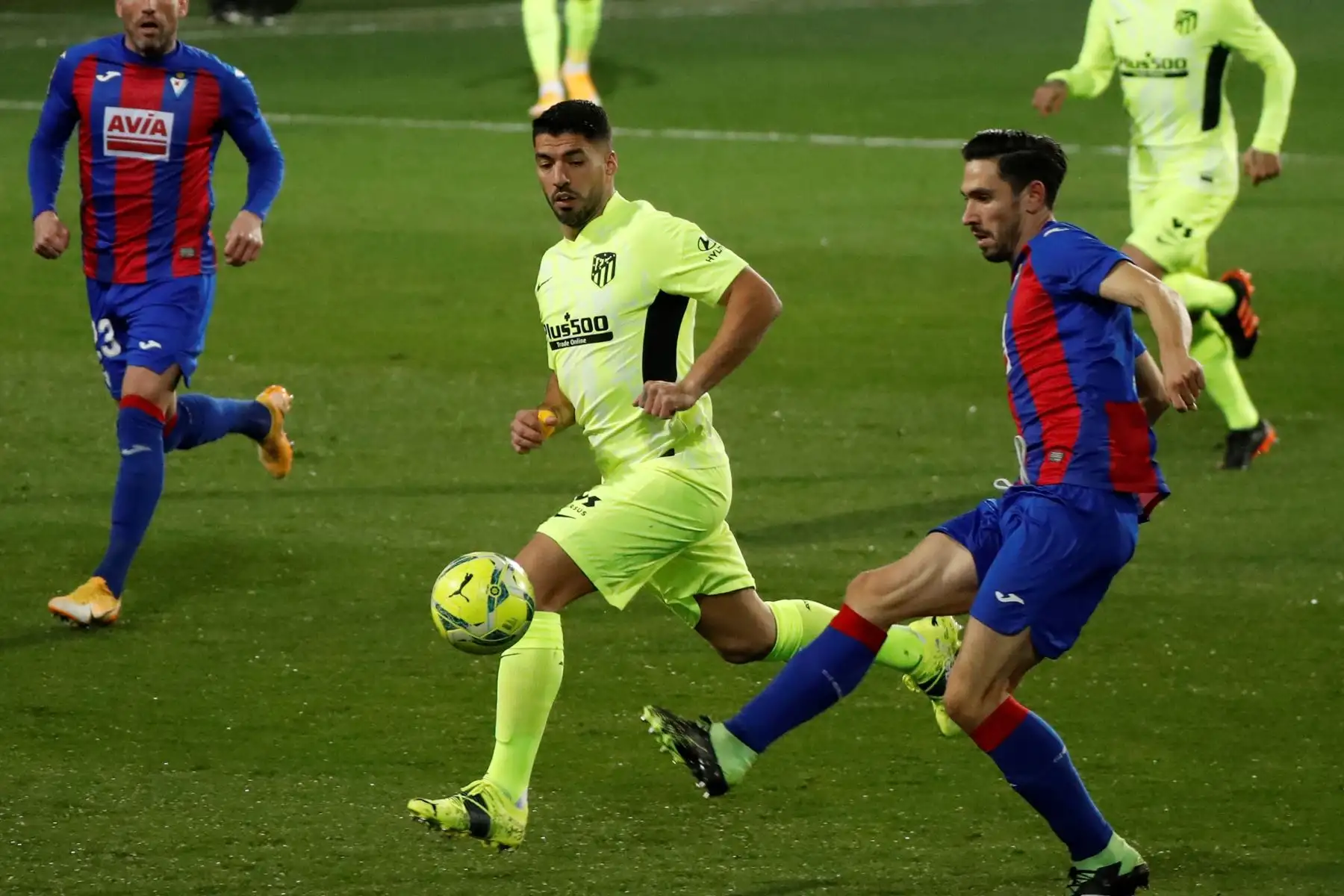 El defensa portugués del Eibar Paulo Oliveira disputa un balón con el delantero uruguayo del Atlético de Madrid Luis Suárez  durante el partido de la jornada 19 de La Liga Santander que se disputó en el estadio de Ipurúa, en Eibar. 
Foto: EFE