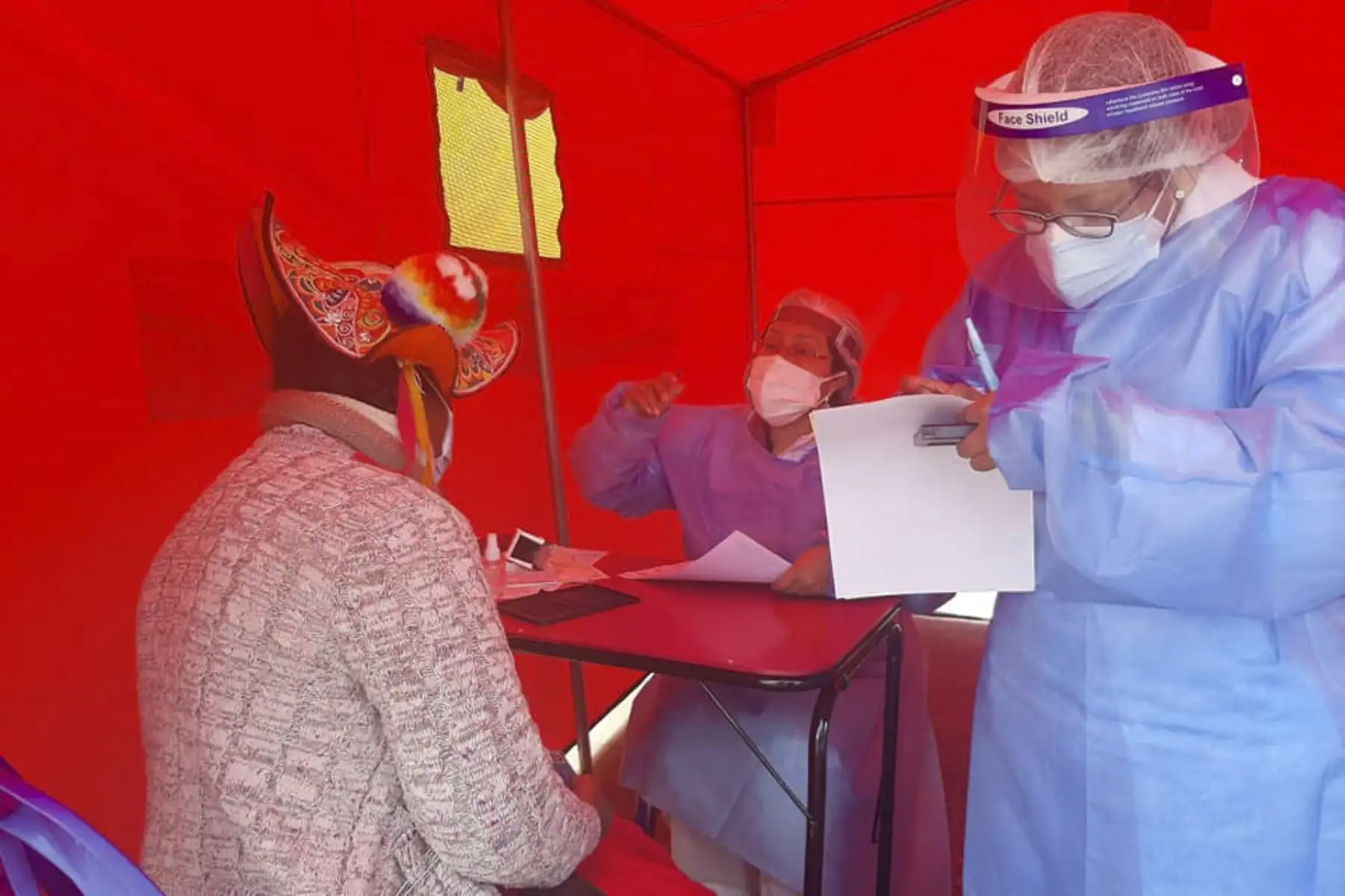 Personal del Minsa y la Diresa Puno realizó una intervención de salud pública Tayta en el distrito de Coata, cumpliendo con el compromiso de brindar atención integral de salud a los pobladores de la cuenca. Foto: Minsa