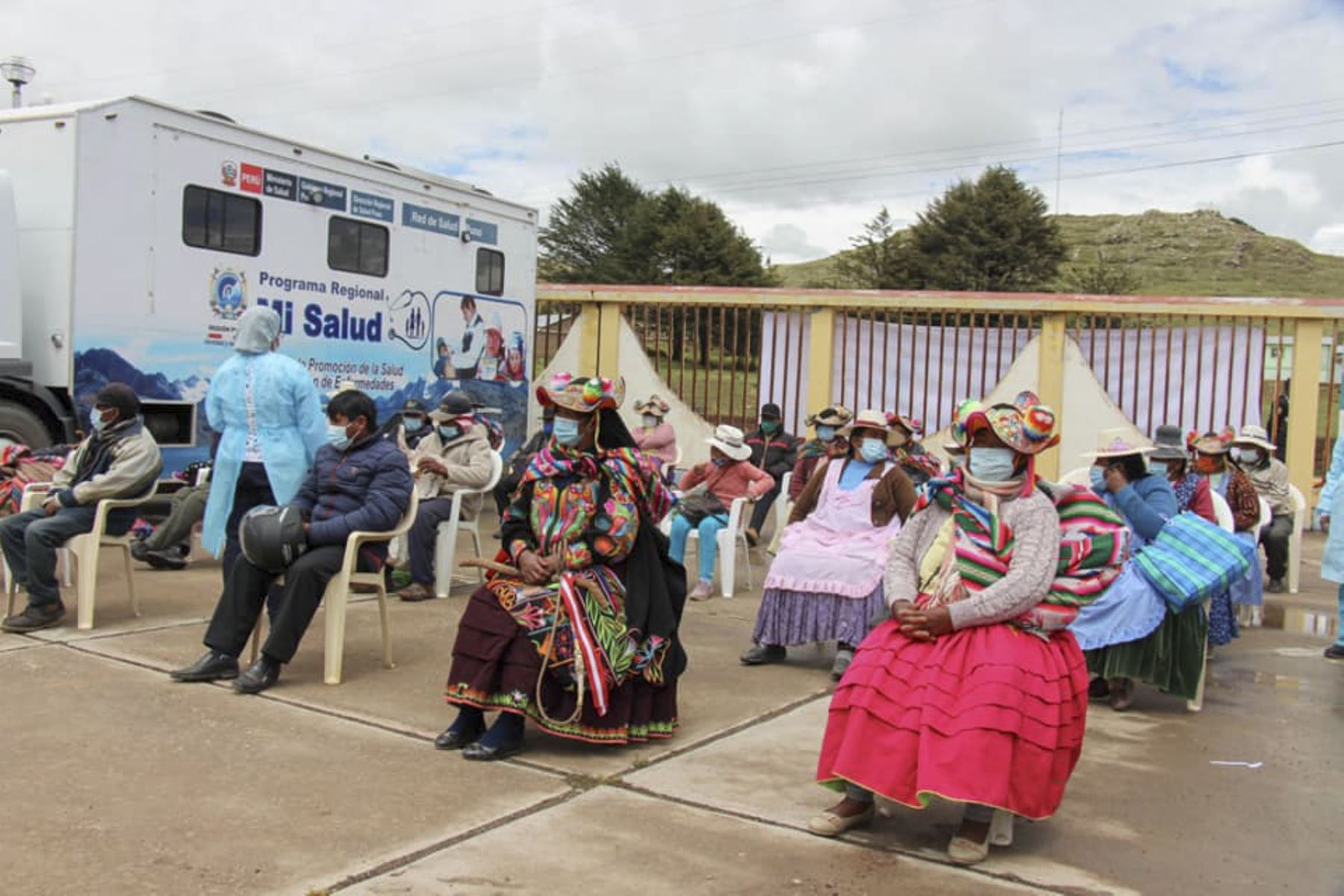 Personal del Minsa y la Diresa Puno realizó una intervención de salud pública Tayta en el distrito de Coata, cumpliendo con el compromiso de brindar atención integral de salud a los pobladores de la cuenca. Foto: Minsa