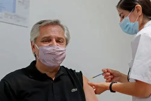 El mandatario, de 61 años, recibió la vacuna en la mañana de este jueves en el Hospital Posadas de Buenos Aires y se convirtió en uno de los primeros jefes de Estado en inocularse con la Sputnik V. Foto: AFP
