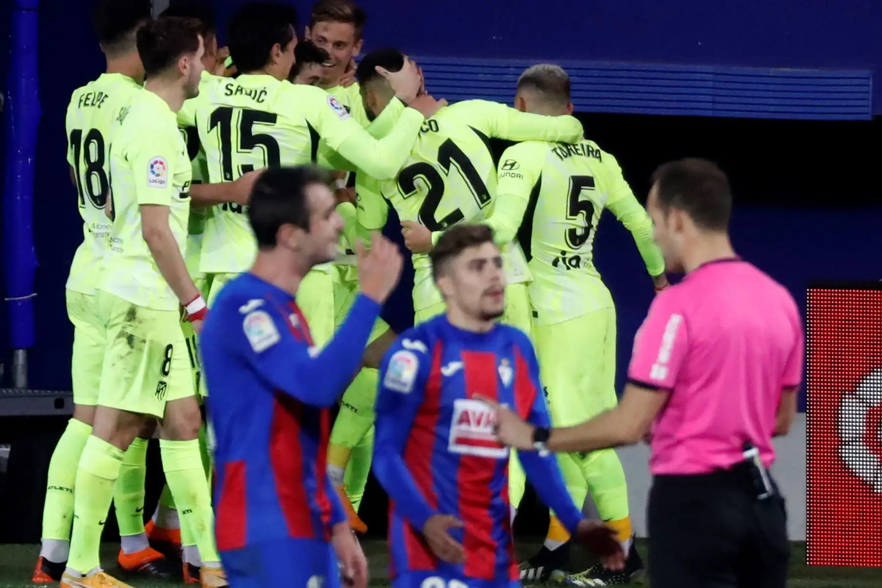 Los jugadores del Atlético de Madrid celebran el segundo gol de Luis Suárez, en el encuentro correspondiente a la jornada 19 de Primera División que Eibar y Atlético de Madrid disputaron.
Foto: EFE
