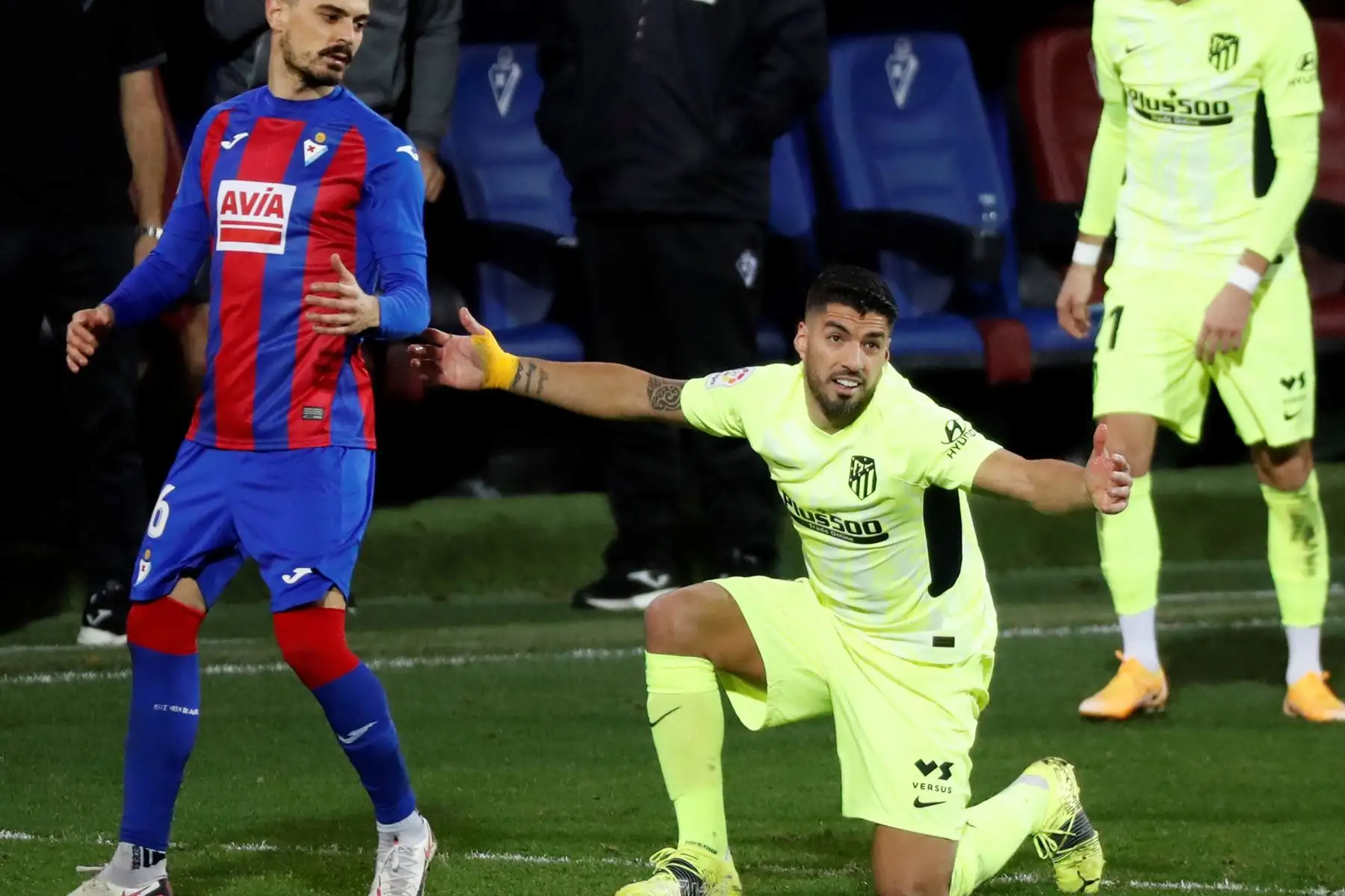 El delantero uruguayo del Atlético de Madrid, Luis Suárez, se queja de una entrada ante el centrocampista del Eibar, Sergio Álvarez, durante el encuentro correspondiente a la jornada 19 de primera división disputado  en el estadio Ipurua, en Eibar.
Foto: EFE
