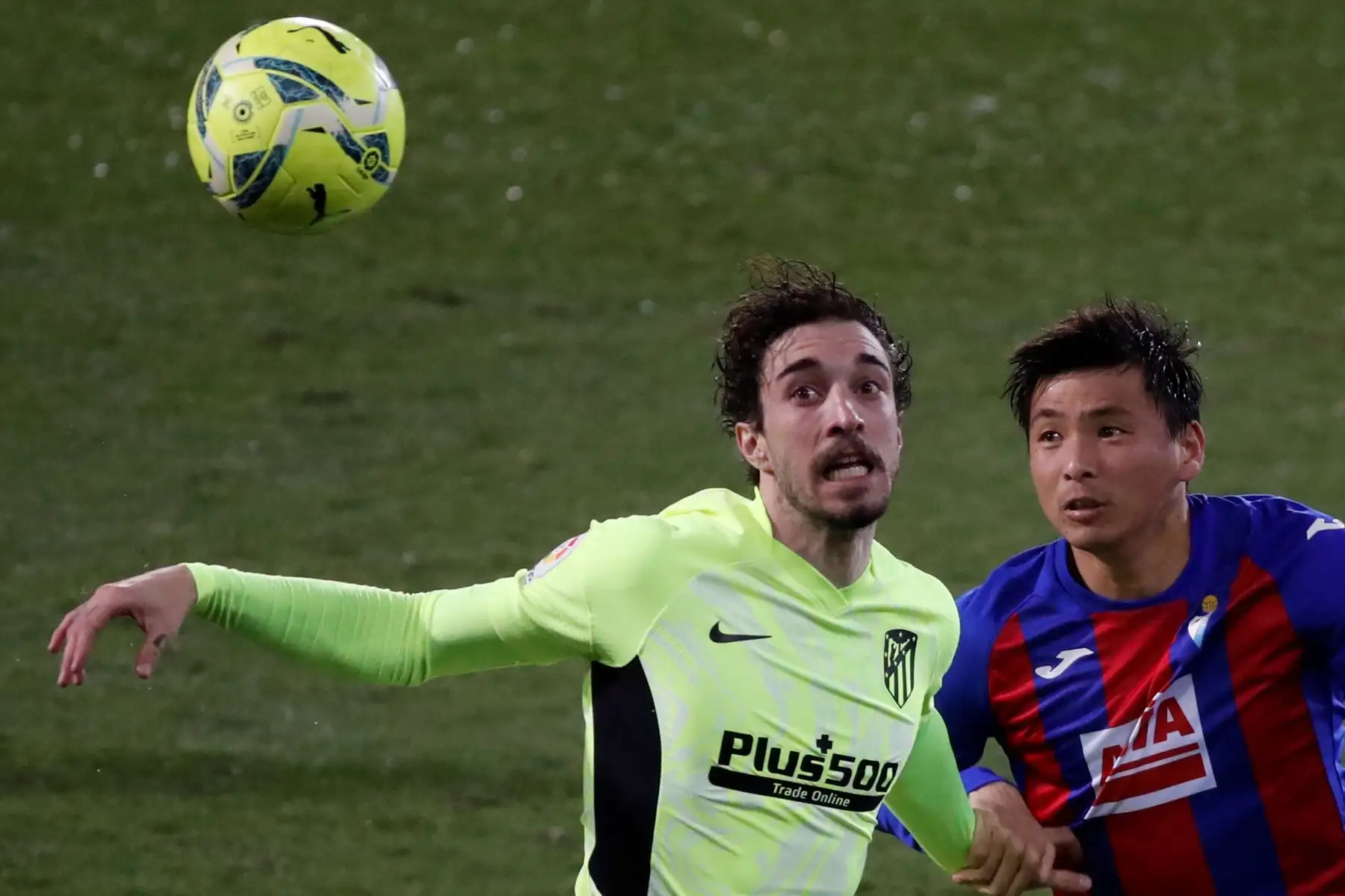 El centrocampista japonés del Eibar Takashi Inui lucha con el croata Sime Vrsaljko, del Atlético de Madrid, durante el partido de la jornada 19 de La Liga Santander que Eibar y Atlético de Madrid disputan  en el estadio de Ipurúa, en Eibar.
Foto: EFE