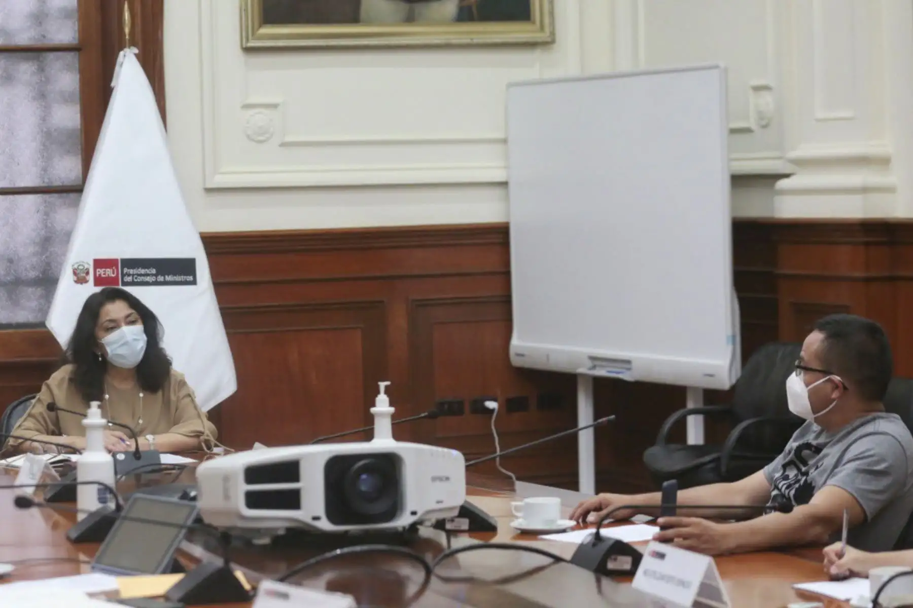 La presidenta del Consejo de Ministros, Violeta Bermúdez, se reunió con el congresista Lenin Bazán, representante del Frente Amplio por la región La Libertad. Foto: PCM