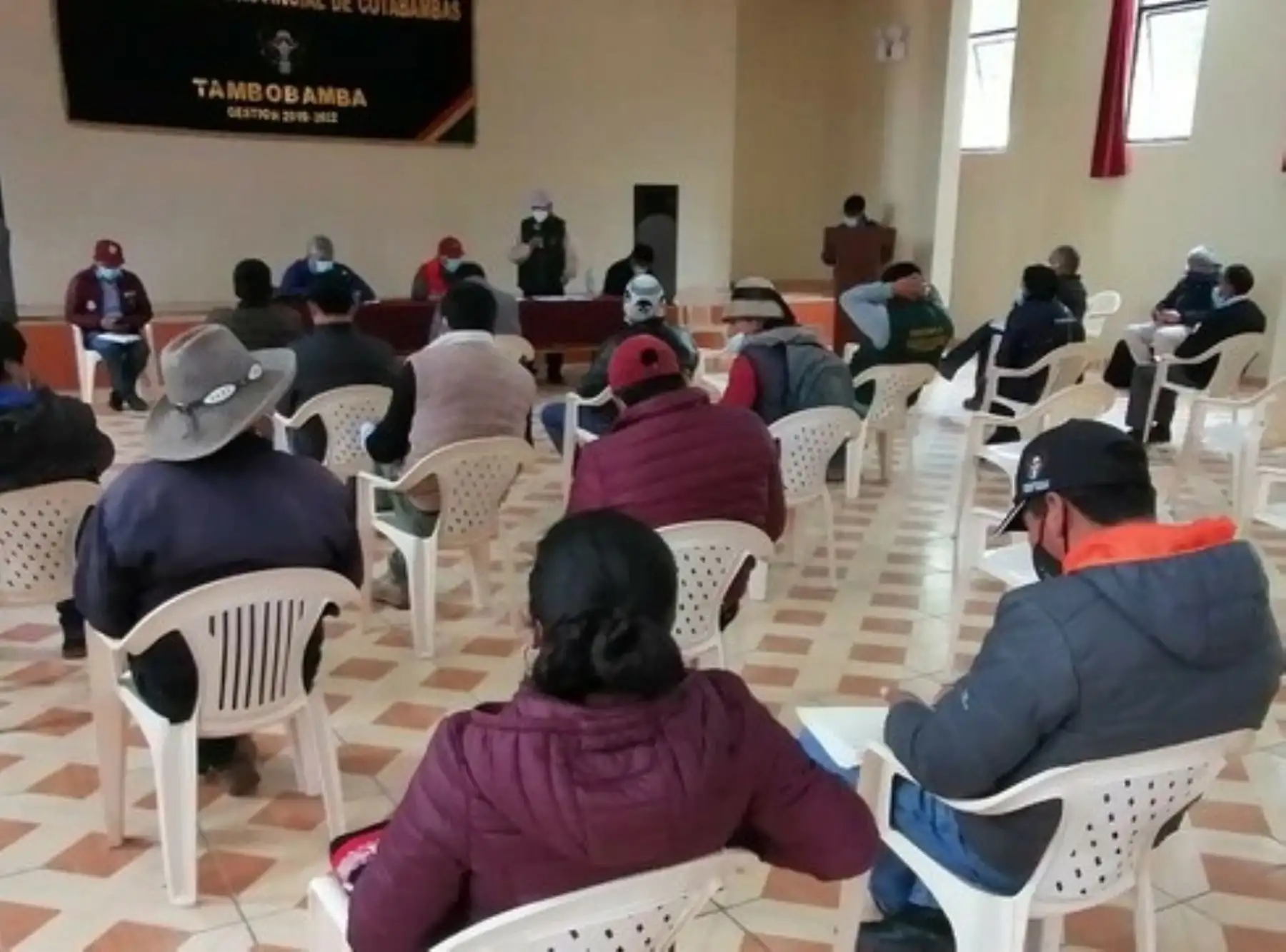 Representantes del Minem informan sobre inversiones en Apurímac y el canon minero a dirigentes de las provincias de Cotabambas y Grau como parte del proceso de diálogo para garantizar el tránsito en el Corredor Vial Sur.