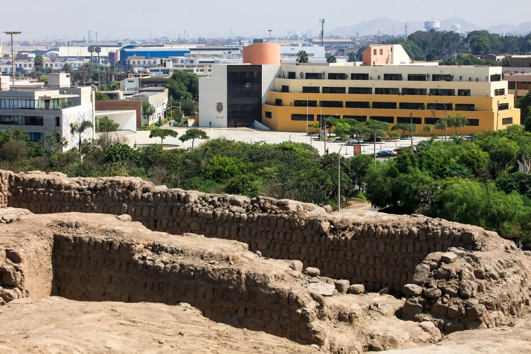 Se utilizarán paneles prefabricados, postes de energía solar y mallas que permiten la visualización de la huaca San Marcos, apostando así por un campus universitario sostenible y garantizando la protección del patrimonio cultural. Foto: ANDINA/UNMSM.