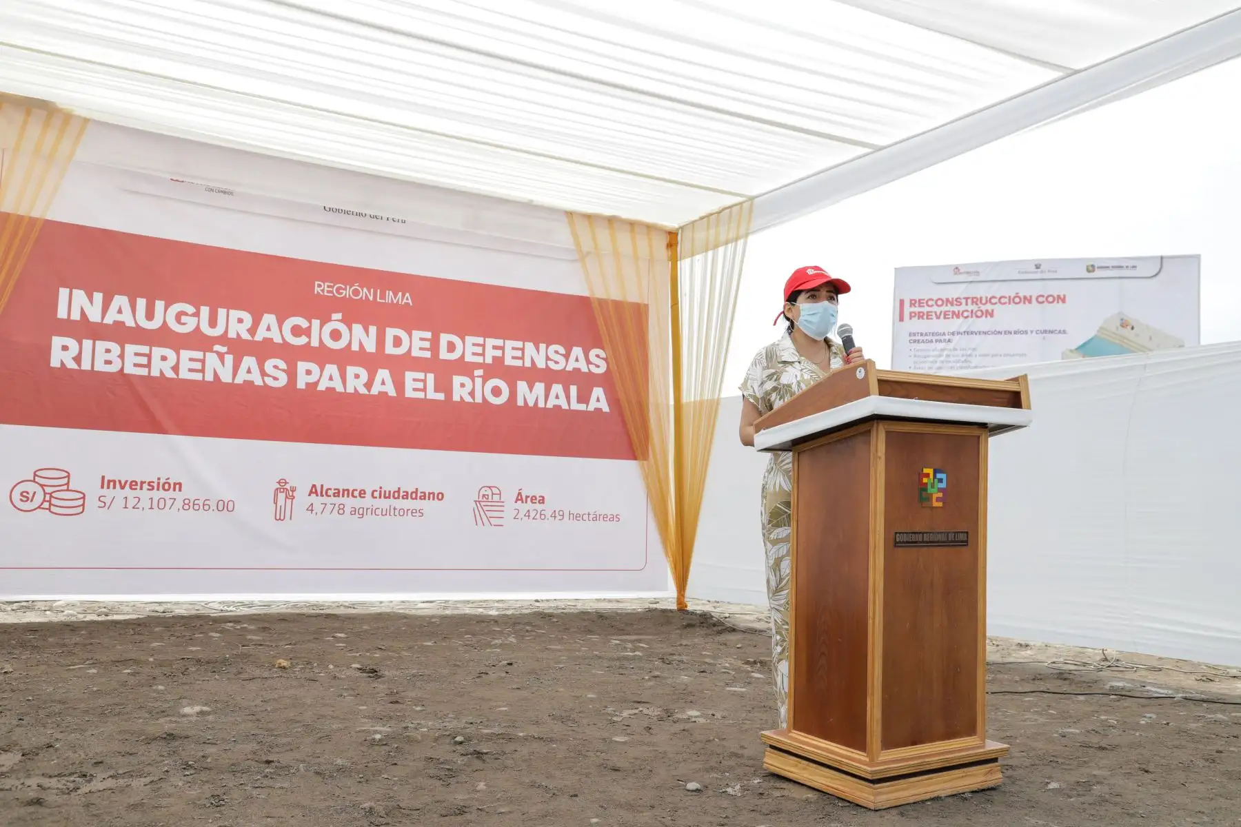 Directora de la Autoridad para la Reconstrucción con Cambios, Amalia Moreno  inaugura las  defensas ribereñas del río Mala.
Foto: ARCC