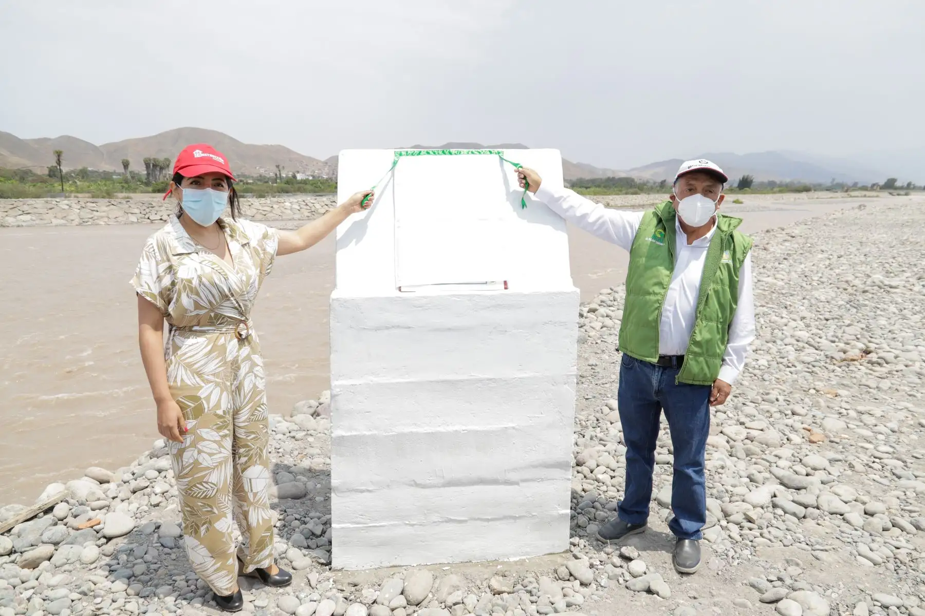 Directora de la Autoridad para la Reconstrucción con Cambios, Amalia Moreno  inaugura las  defensas ribereñas del río Mala.
Foto: ARCC