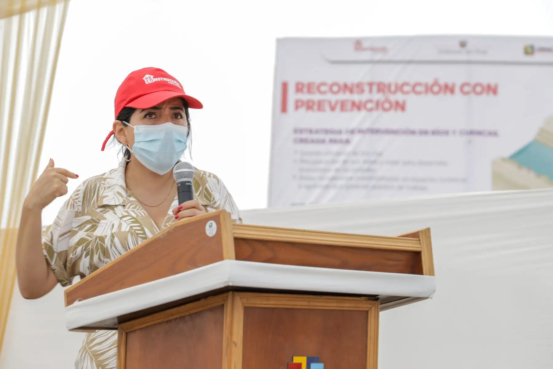 Directora de la Autoridad para la Reconstrucción con Cambios, Amalia Moreno  inaugura las  defensas ribereñas del río Mala.
Foto: ARCC