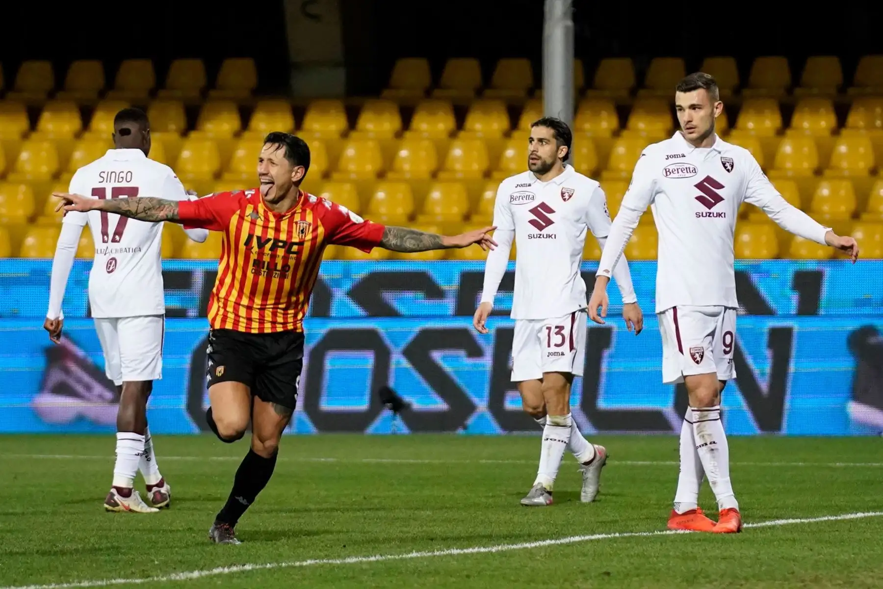 Gianluca Lapadula de Benevento  tras marcar un gol durante el partido de fútbol de la Serie A italiana Benevento Calcio vs Torino FC en el estadio Ciro Vigorito.
Foto: EFE