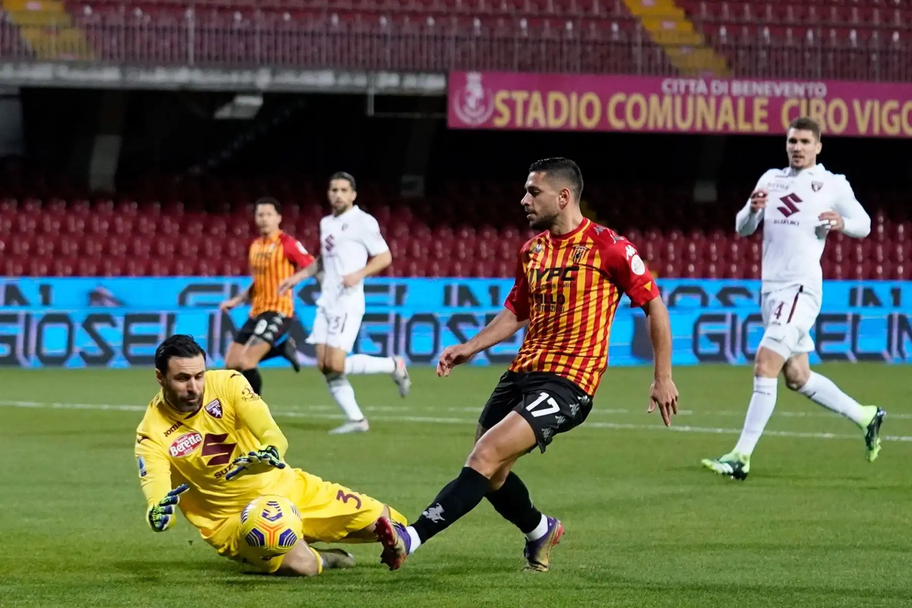 El portero del Torino FC Salvatore Sirigu y el Benevento Gianluca Caprari en acción durante el partido de fútbol de la Serie A italiana Benevento Calcio vs Torino FC en el estadio Ciro Vigorito.
Foto: EFE