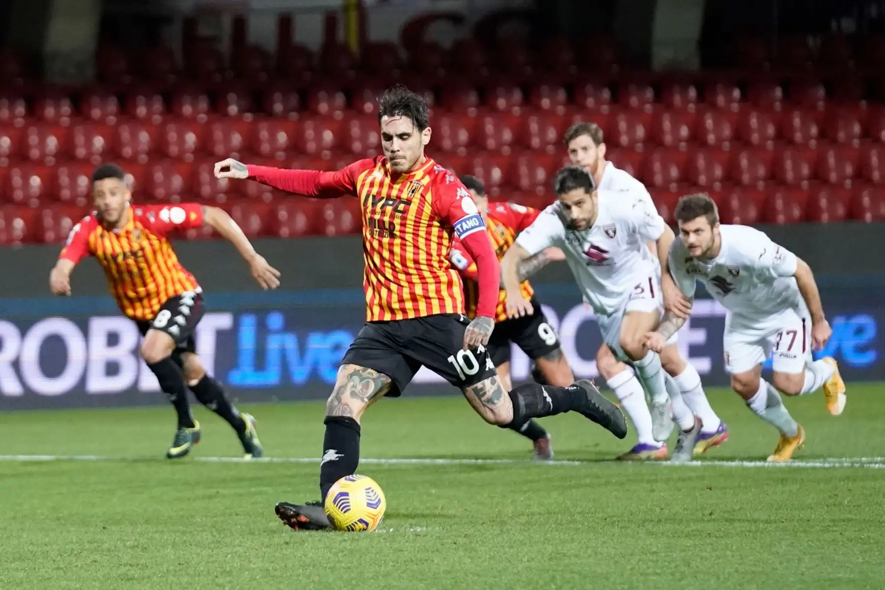 Nicolas Viola del Benevento Calcio patea el balón desde el punto de penalti durante el partido de fútbol de la Serie A italiana Benevento Calcio vs Torino FC en el estadio Ciro Vigorito.
Foto: EFE
