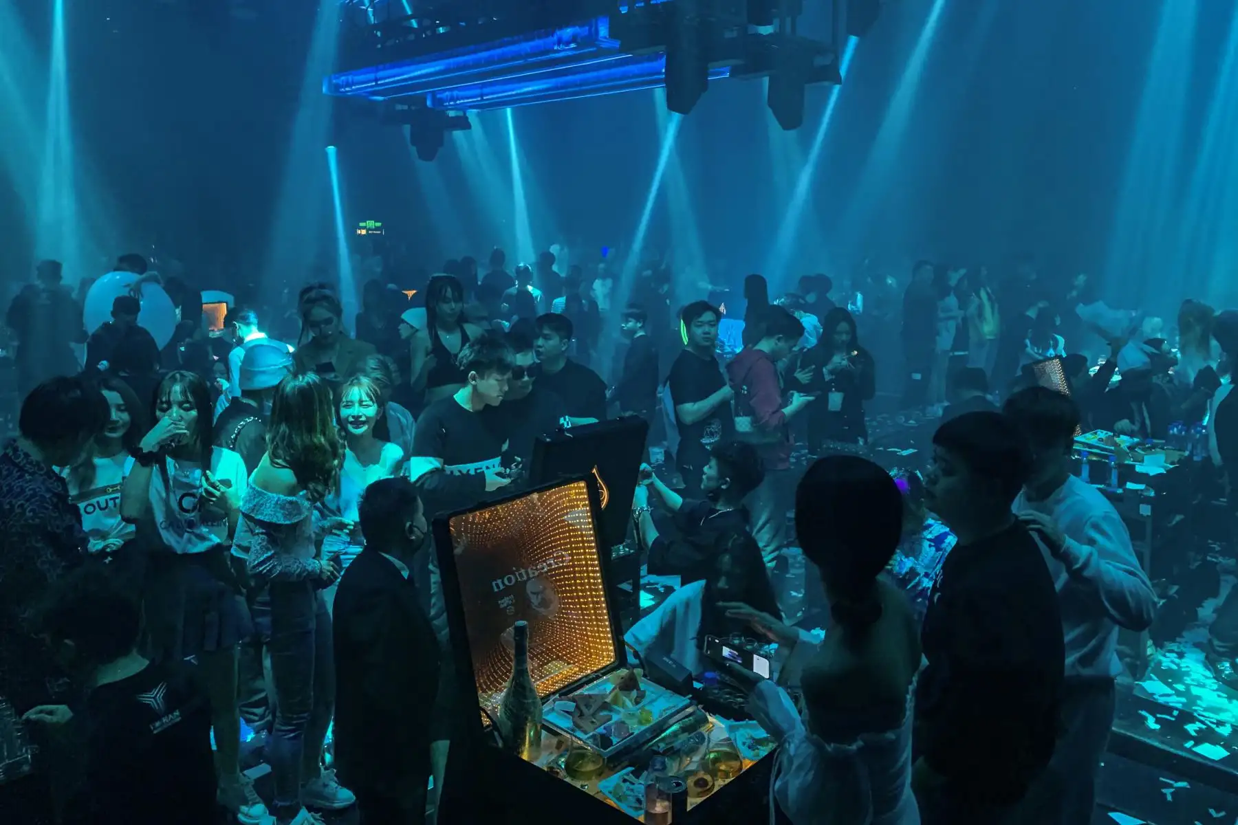 En el interior reina un ambiente ensordecedor, con rayos láser y fumígenos, mientras los jóvenes --en su mayoría de unos 20 años--  sueltan toda su energía en la pista de baile.
Foto: AFP