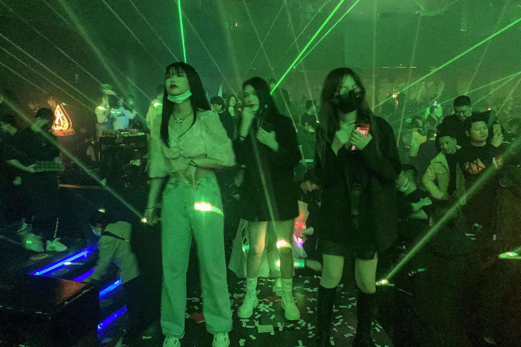 La gente visita un club nocturno en Wuhan, provincia central de Hubei en China.
Foto: AFP